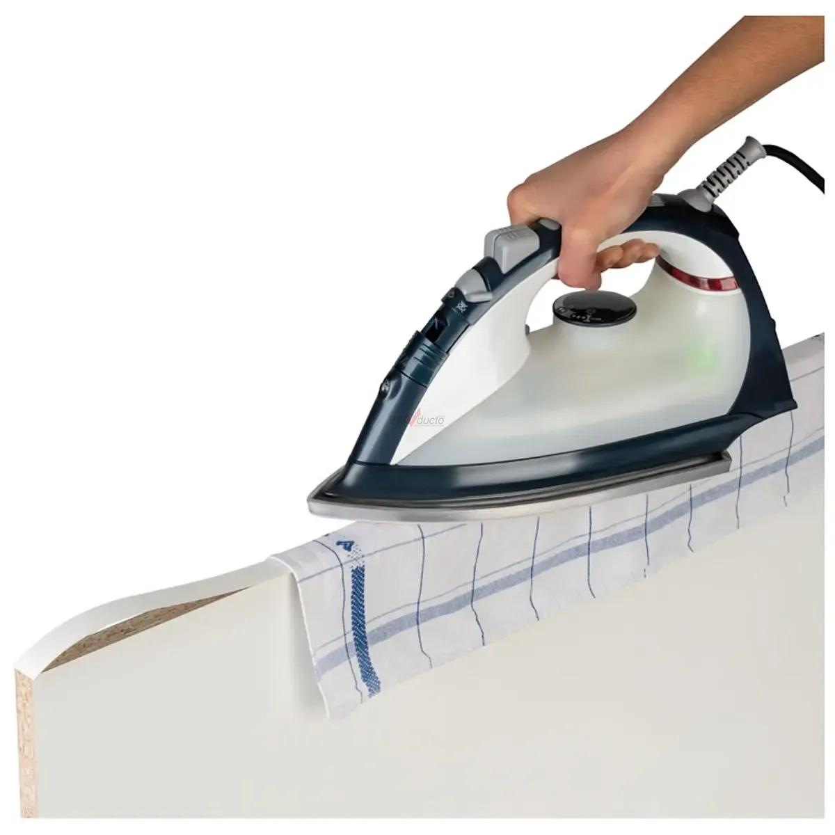 Professionelle Produktfotografie: Eine Hand bügelt ein kariertes Geschirrtuch auf einer weißen Platte. Ideal für Textilfotografie und Freisteller. PRO-ducto GmbH