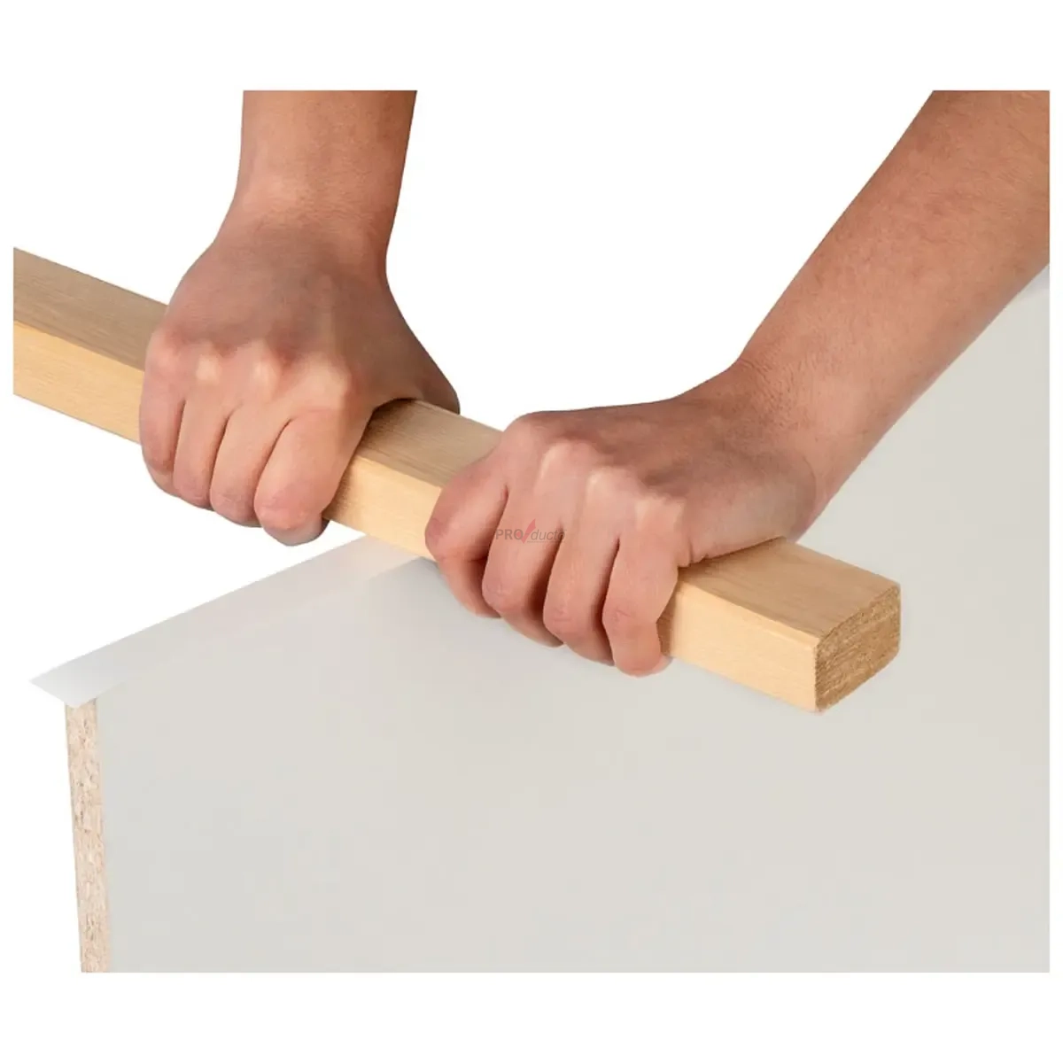 Zwei Hände halten einen hellen Holzstab über einer weißen Platte als professionelle Produktfotos für Freisteller und Produktbilder erstellen lassen. PRO-ducto GmbH