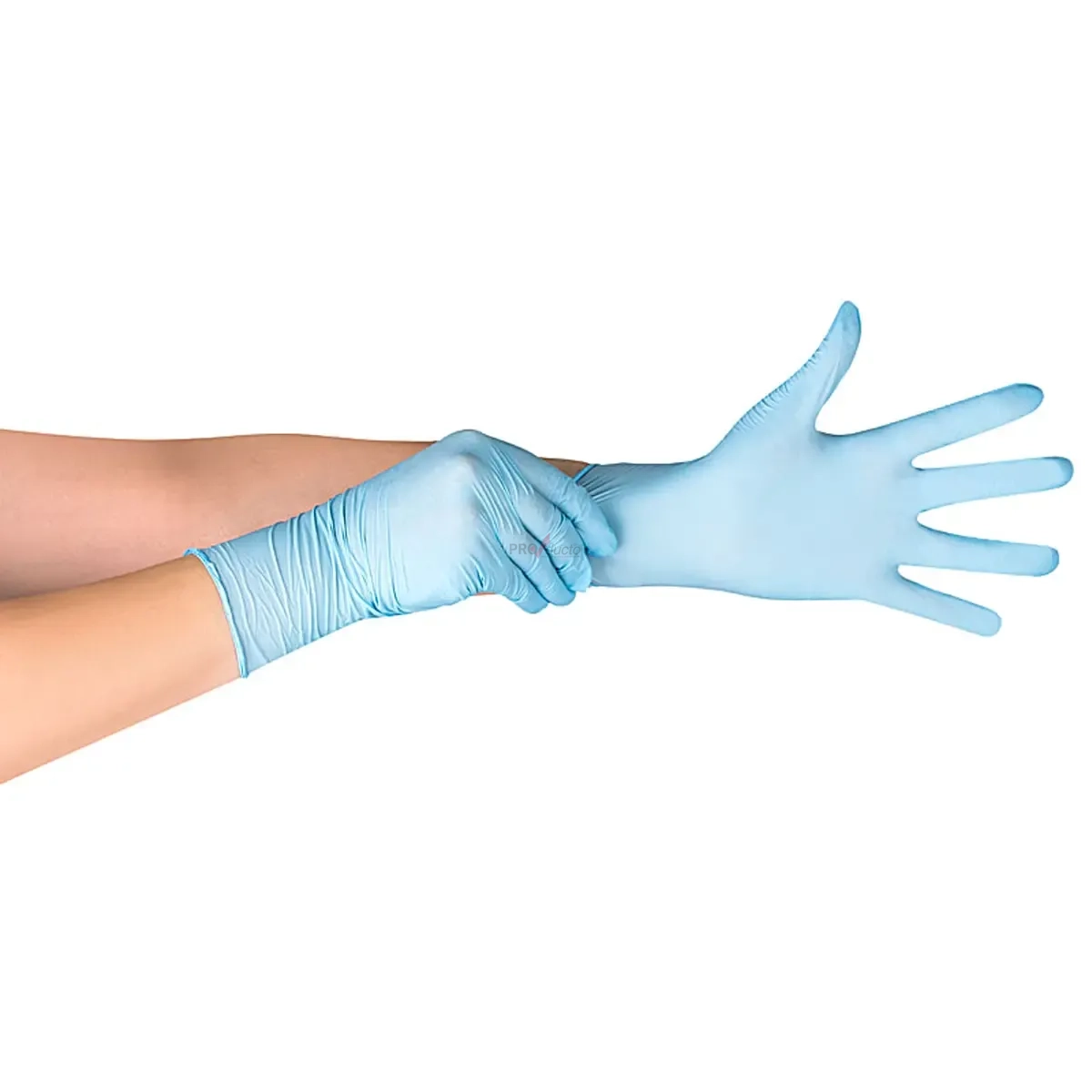 Professionelle Produktfotos: Hände beim Anziehen von hellblauen Einweghandschuhen. Hochwertige Produktbilder erstellen lassen für Textilfotografie. PRO-ducto GmbH