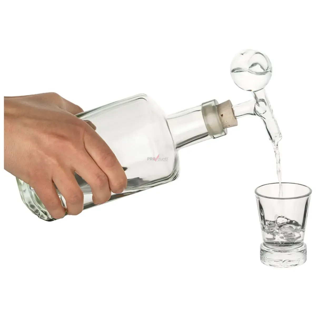 Professionelle Produktfotos: Eine Hand gießt Flüssigkeit aus einer Glasflasche mit speziellem Ausgießer in ein Glas. Ideal für Produktbilder erstellen. PRO-ducto GmbH