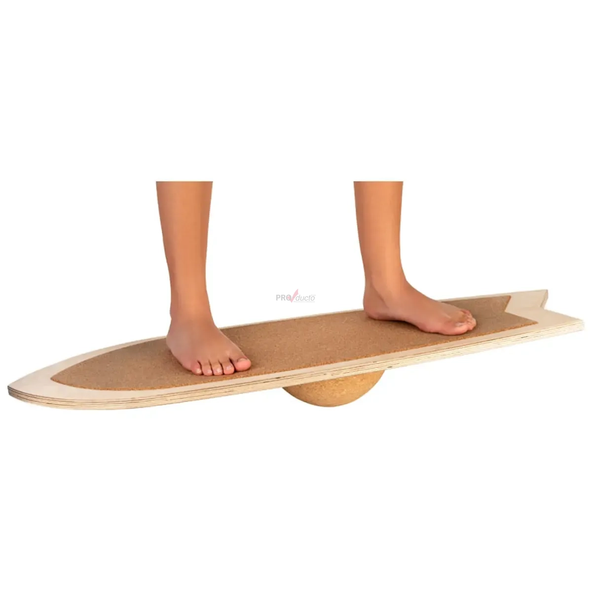 Professionelle Produktfotos: Ein Balance Board aus Holz mit Korkoberfläche, auf dem eine Person barfuß steht, ideal für Produktbilder erstellen lassen. PRO-ducto GmbH