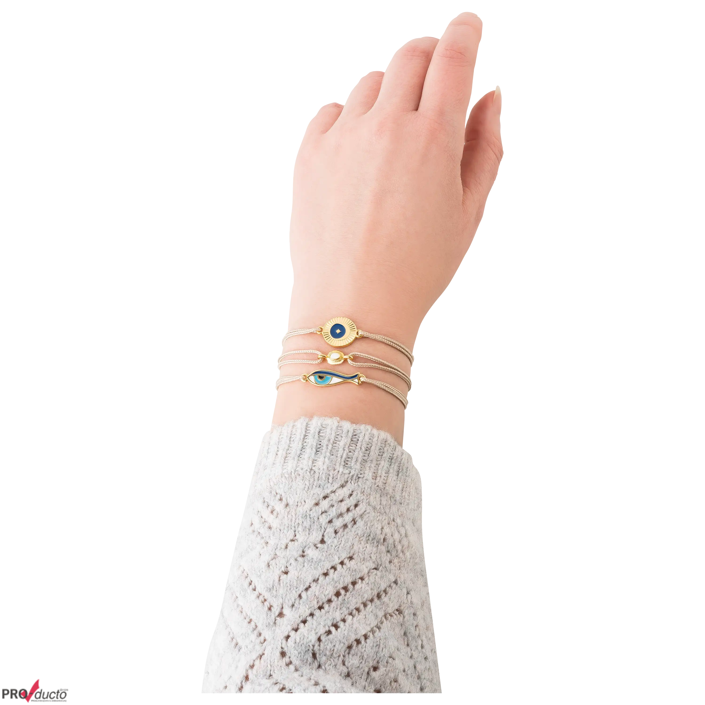 Drei filigrane Armbänder mit goldenen Elementen an einem Handgelenk als professionelles Produktfoto von PRO-ducto.