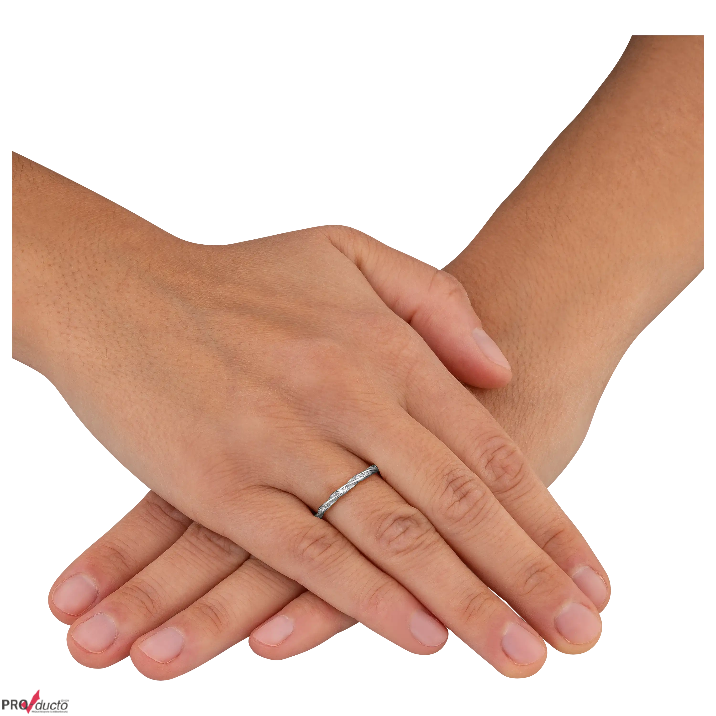 Professionelles Produktfoto von Händen mit einem zarten, mit kleinen Steinen besetzten silbernen Ring am Finger.