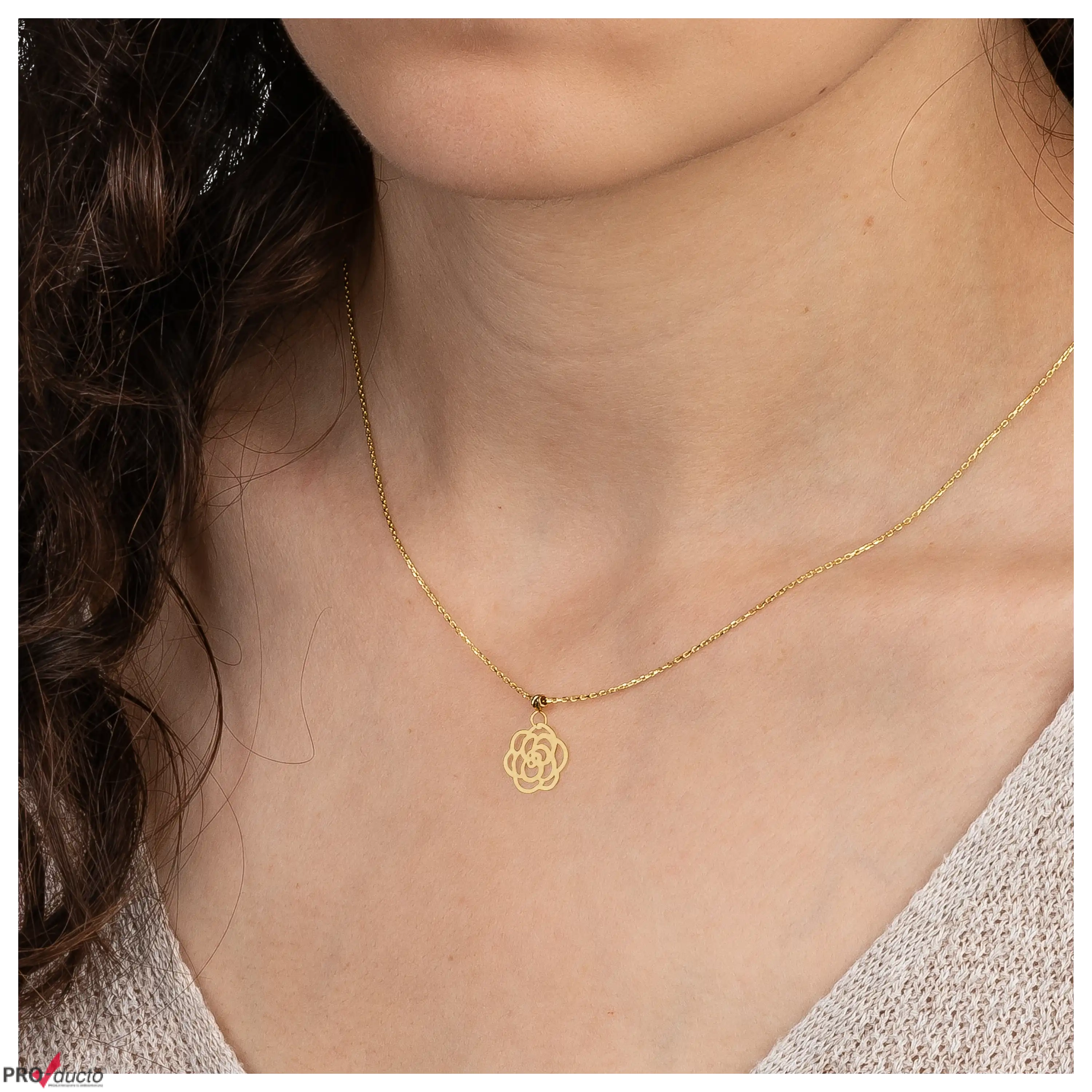 Professionelles Produktfoto einer goldenen Halskette mit einem blumenförmigen Anhänger an einem Frauenhals.