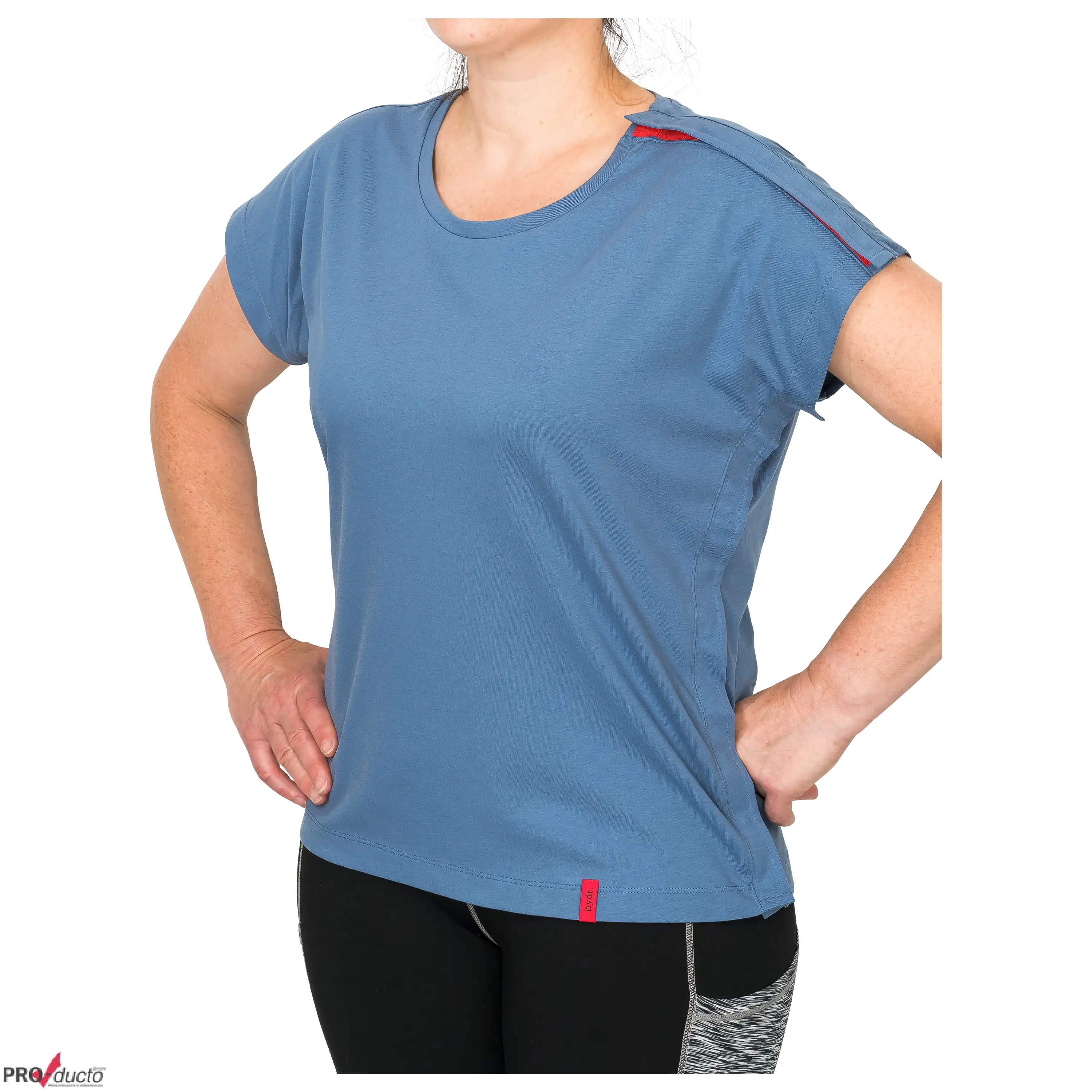 Professionelle Produktfotografie eines blauen T-Shirts mit roten Akzenten für die Textilfotografie bei PRO-ducto GmbH.