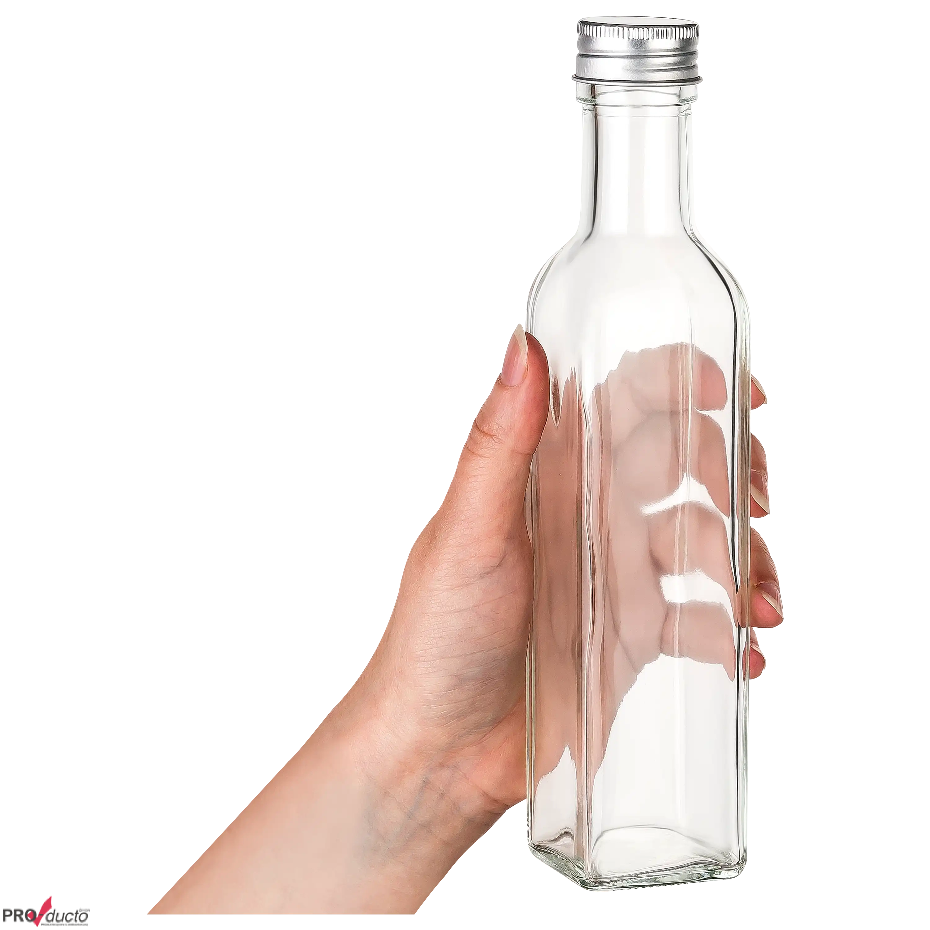 Eine Hand hält eine leere, quadratische Glasflasche mit silbernem Schraubverschluss vor schwarzem Hintergrund.