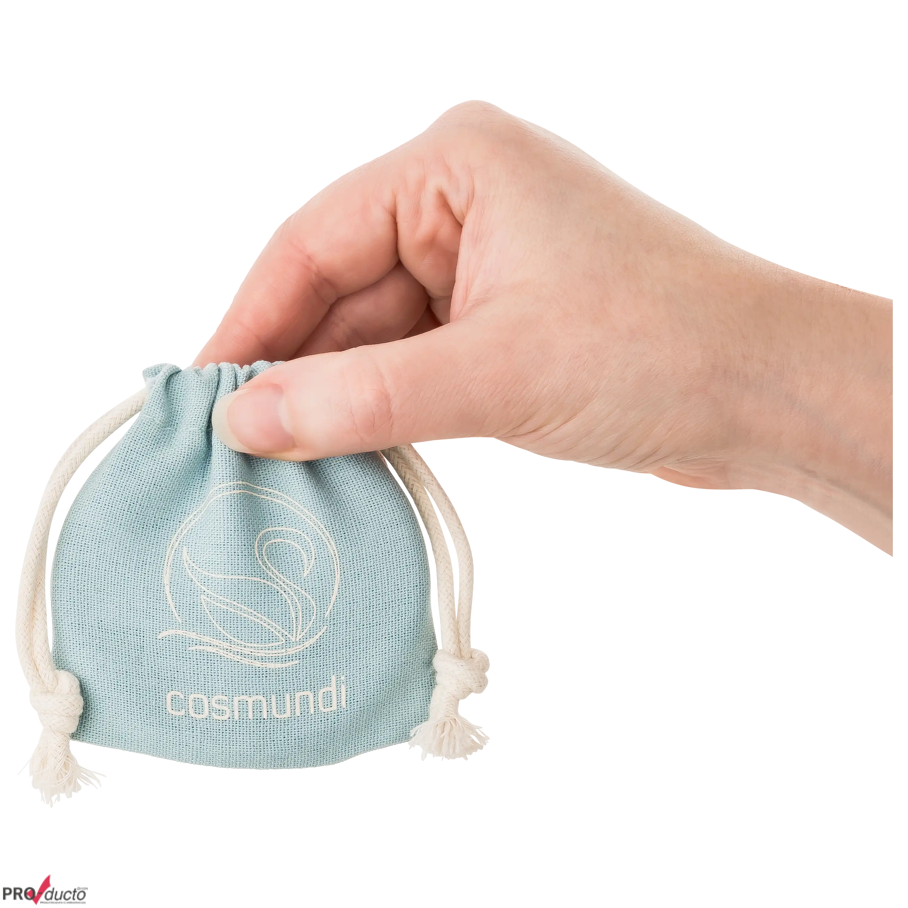 Eine Hand hält einen kleinen hellblauen Stoffbeutel mit Cosmundi-Logo für professionelle Produktfotos.
