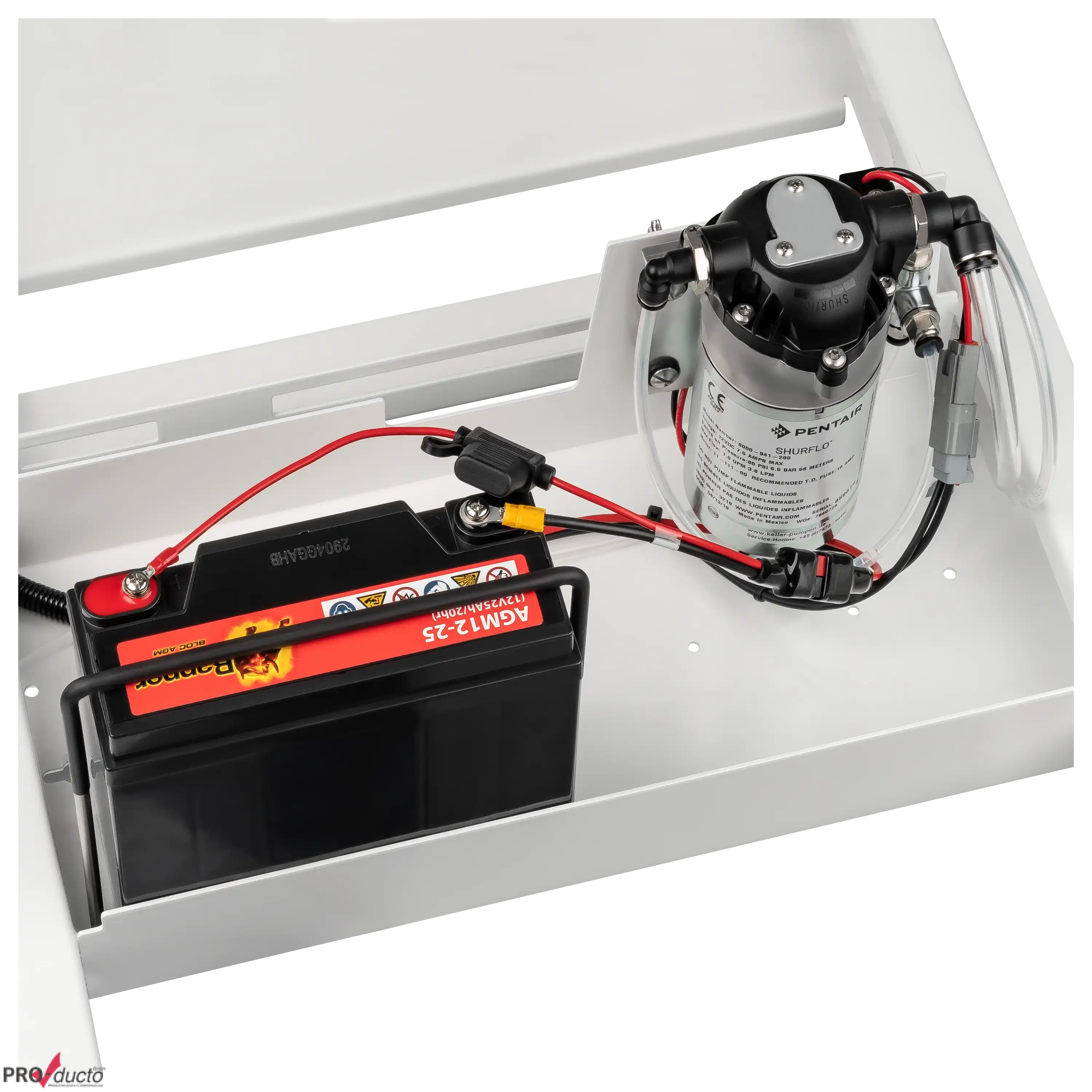 Professionelles Produktfoto von PRO-ducto GmbH: Shurflo Pumpe und Banner AGM-Batterie in weißer Halterung montiert.