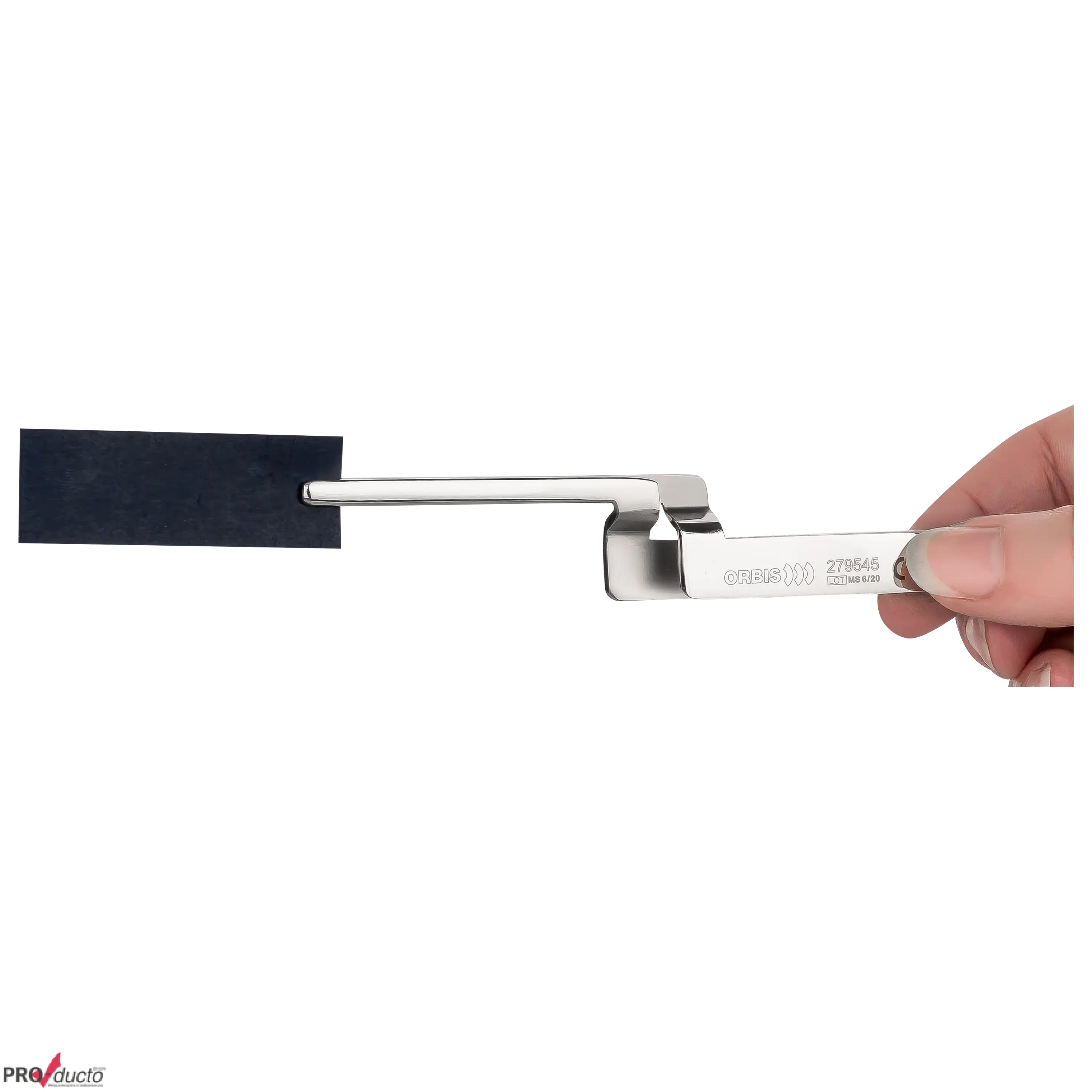 Eine Hand hält ein medizinisches Instrument von ORBIS für professionelle Produktfotografie vor schwarzem Hintergrund.