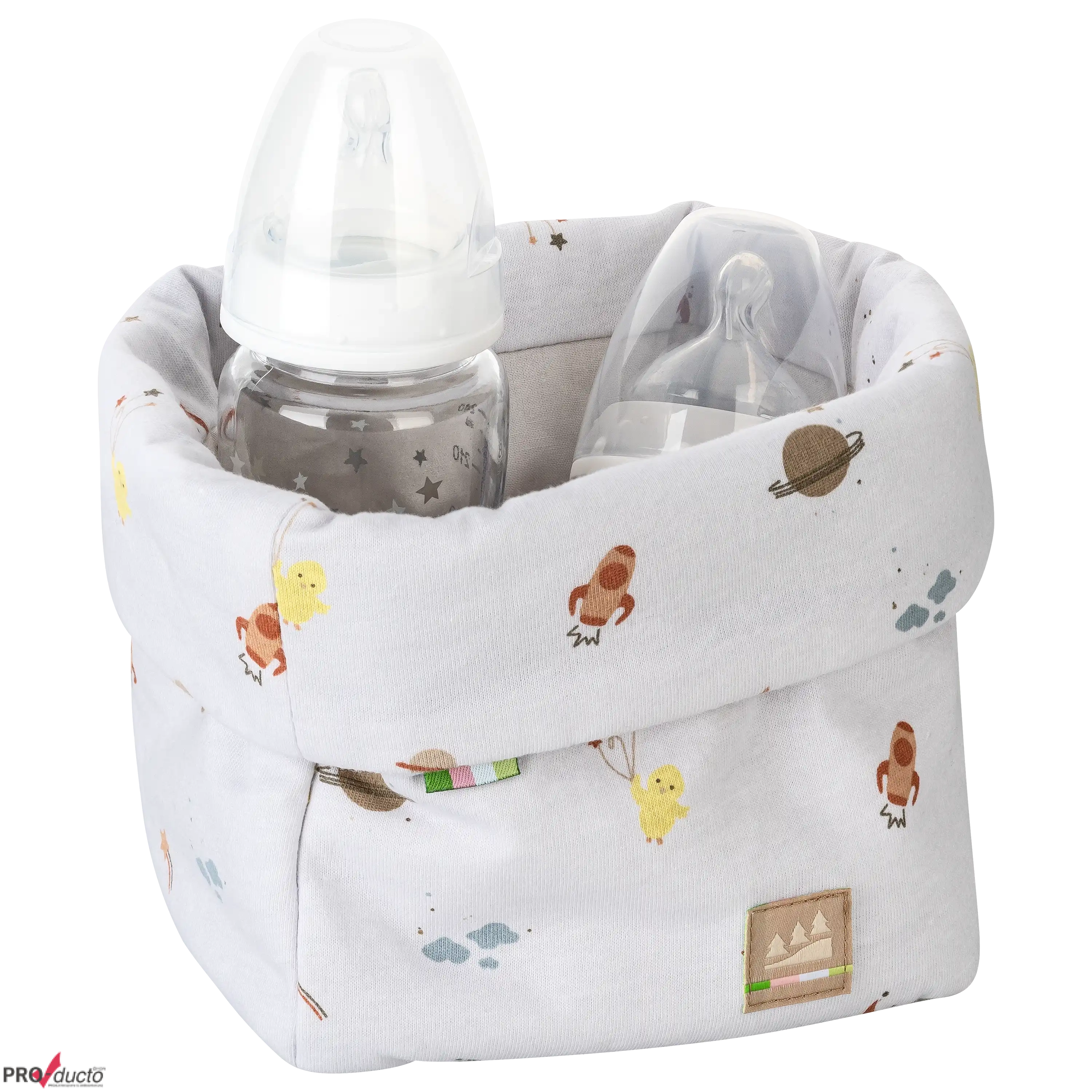 Zwei Babyflaschen in einem Stoffkorb mit Weltraummuster aus professioneller Produktfotografie im Fotostudio.