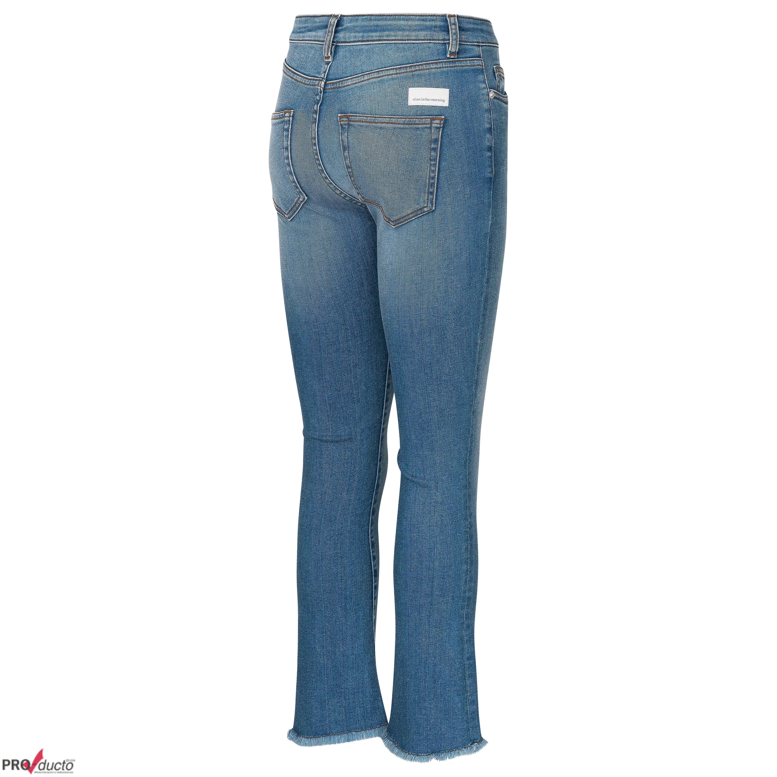 Professionelle Produktfotografie einer blauen Jeans als Freisteller. Hochwertige Textilfotografie für Bekleidung, ideal für Produktbilder im Shop. PRO-ducto GmbH