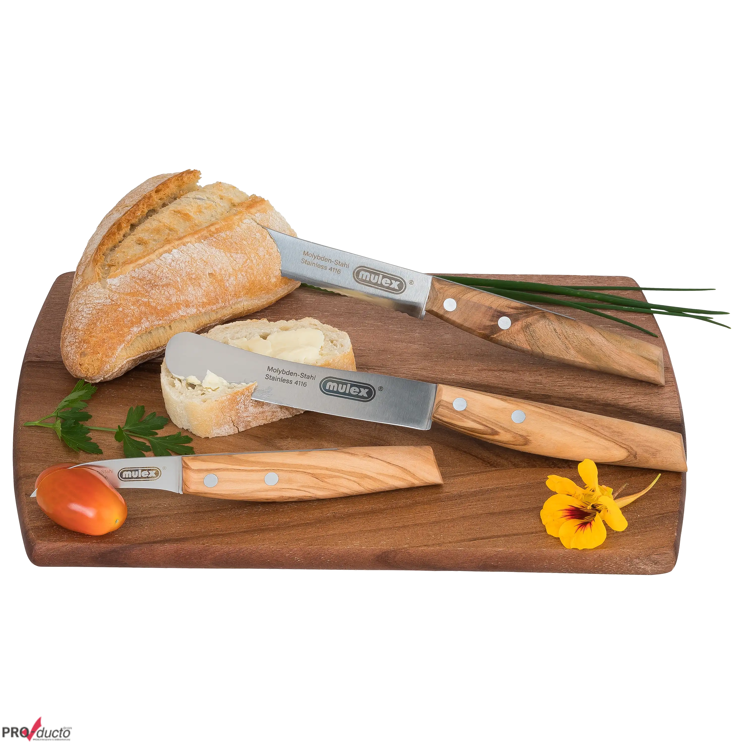 Professionelle Produktfotos von Mulex Messern mit Holzgriffen auf einem Holzbrett mit Brot und frischen Kräutern.
