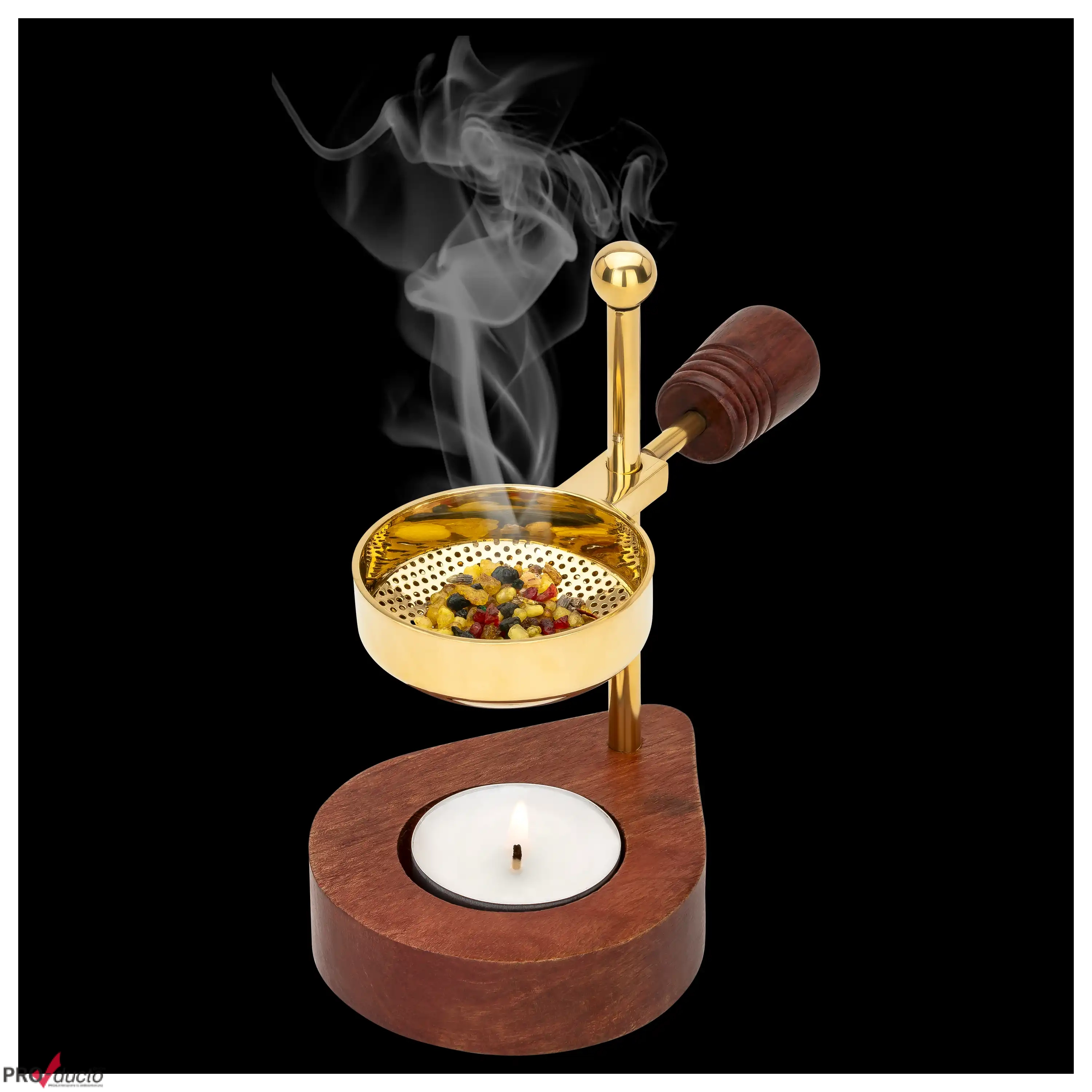 Ein goldener Räucherstövchen mit Holzsockel und brennendem Teelicht, aus dem duftender Rauch vor schwarzem Hintergrund aufsteigt.