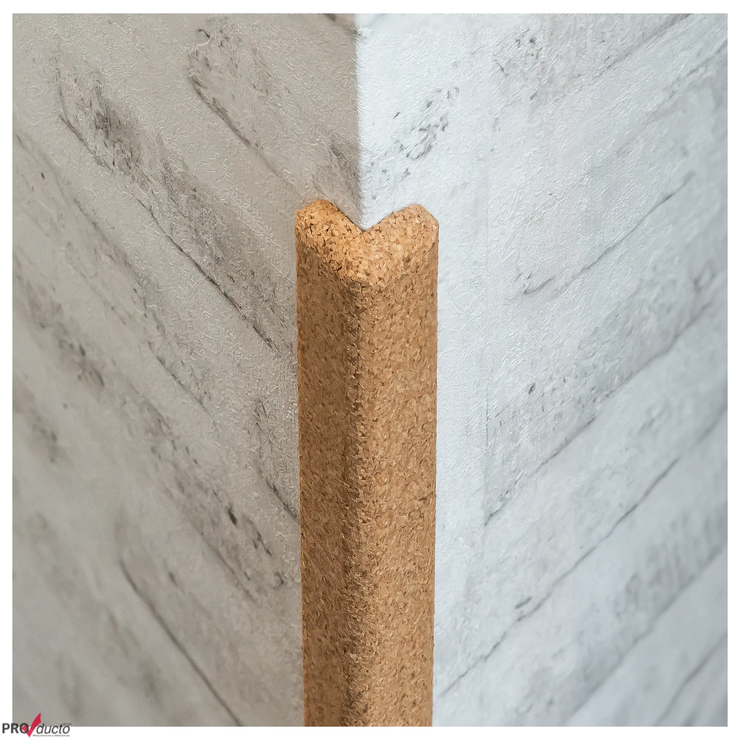 Ein Eckenschutz aus Kork an einer weißen Wandkante, fotografiert für professionelle Produktfotos von PRO-ducto.