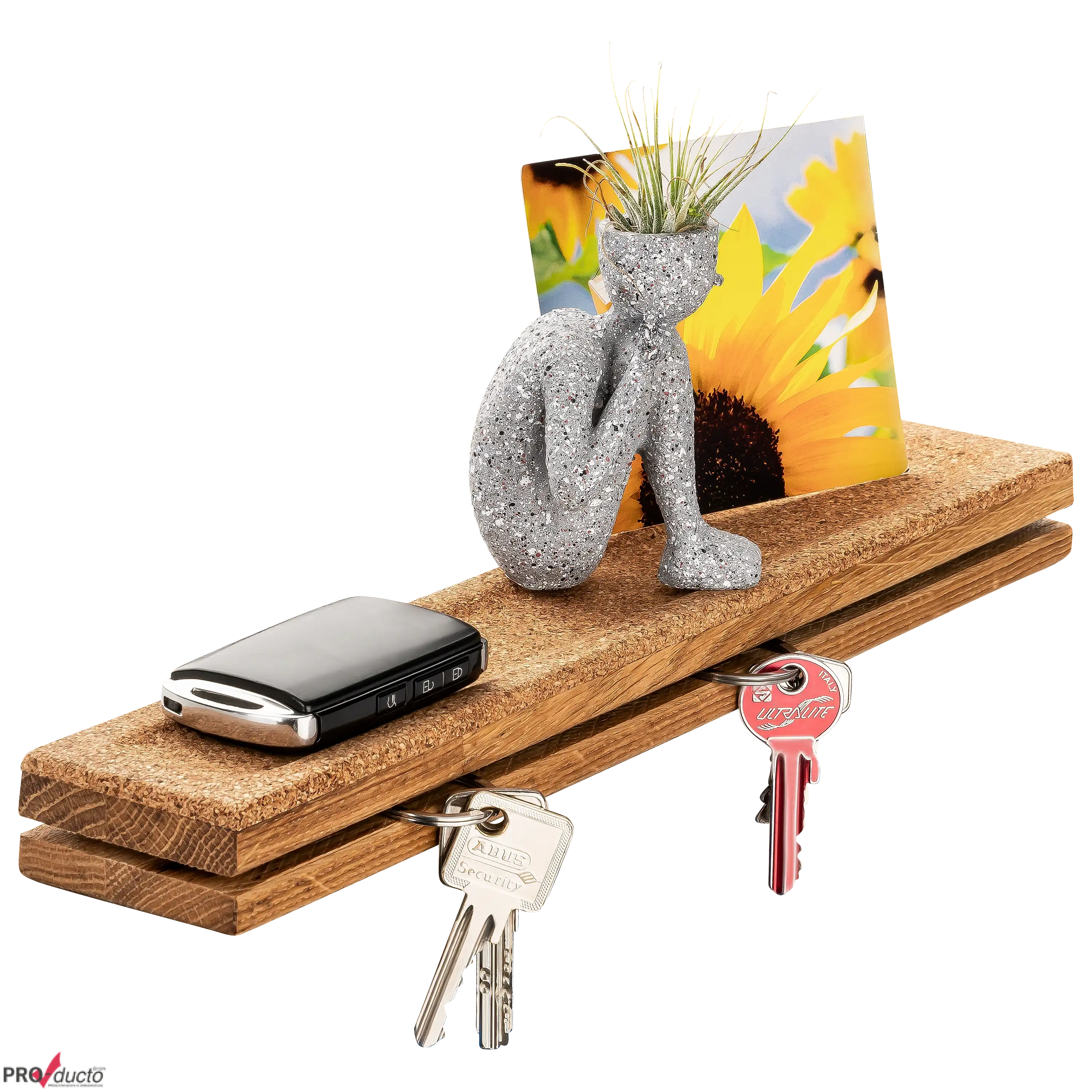 PRO-ducto GmbH zeigt professionelle Produktfotos von einem Schlüsselbrett aus Holz mit Deko-Figur und Schlüsseln.