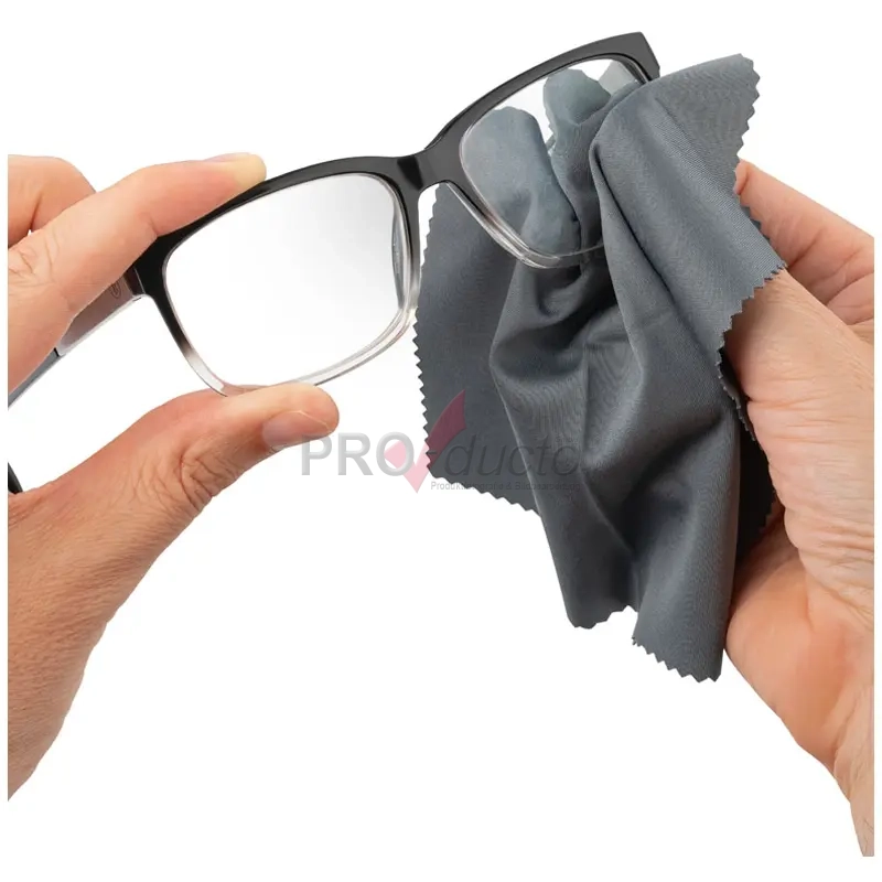 Produktfoto Brillenputztuch in Anwendung
