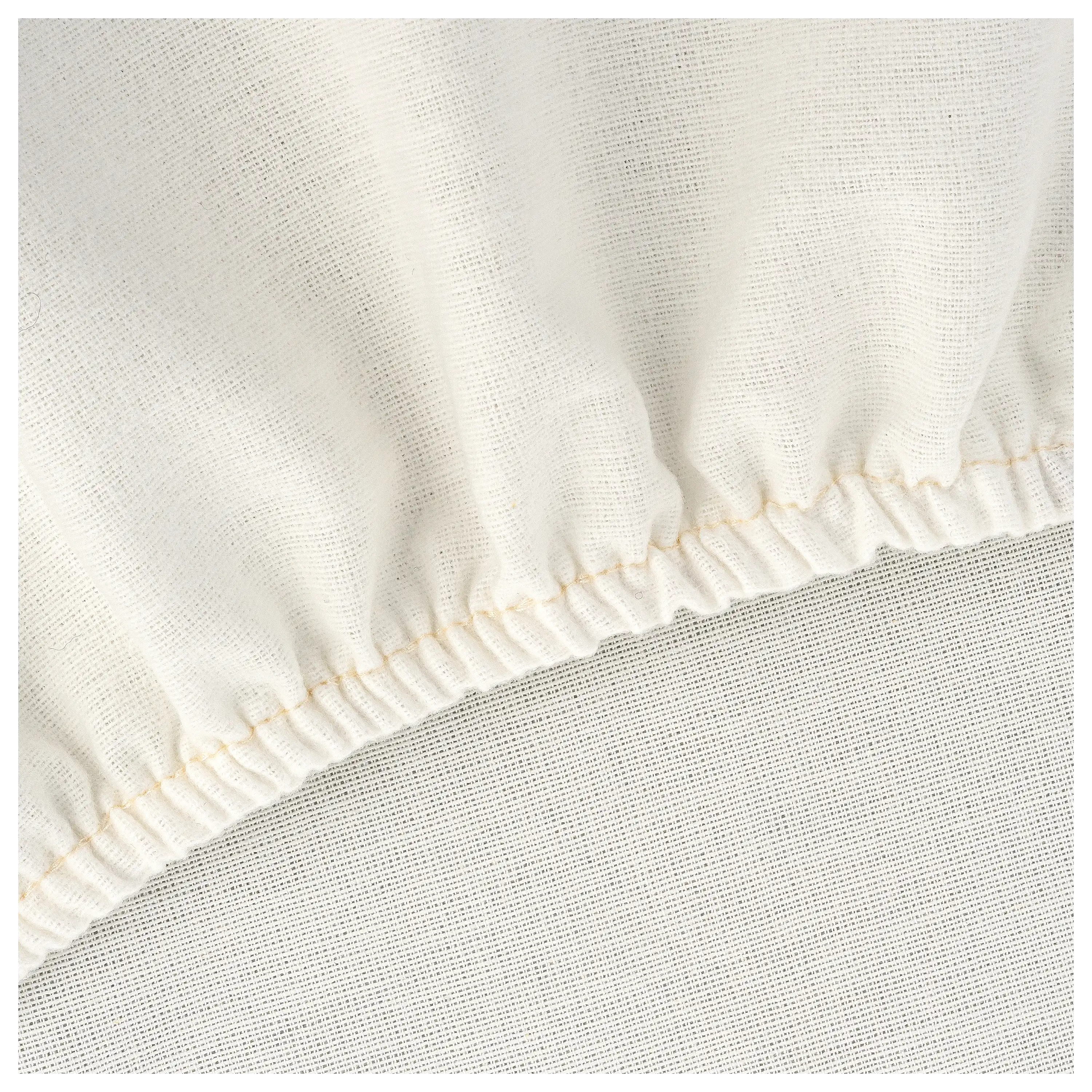Detailaufnahme von weißem Stoff mit gerafftem Saum für professionelle Produktfotografie von PRO-ducto GmbH.