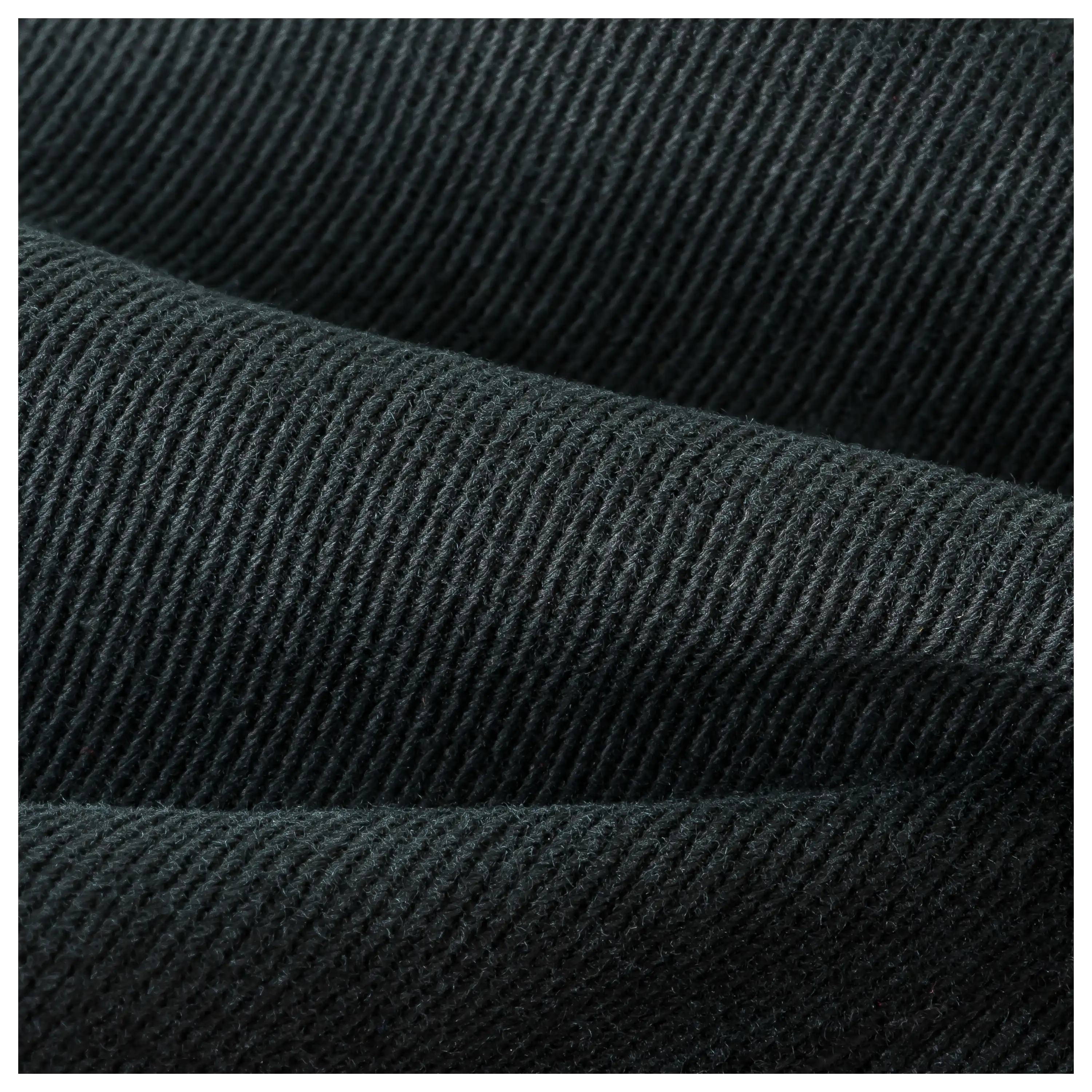 Detailaufnahme von schwarzem Stoff für professionelle Produktfotografie von PRO-ducto GmbH. Ideal für Textilfotografie und Bekleidung fotografieren lassen.