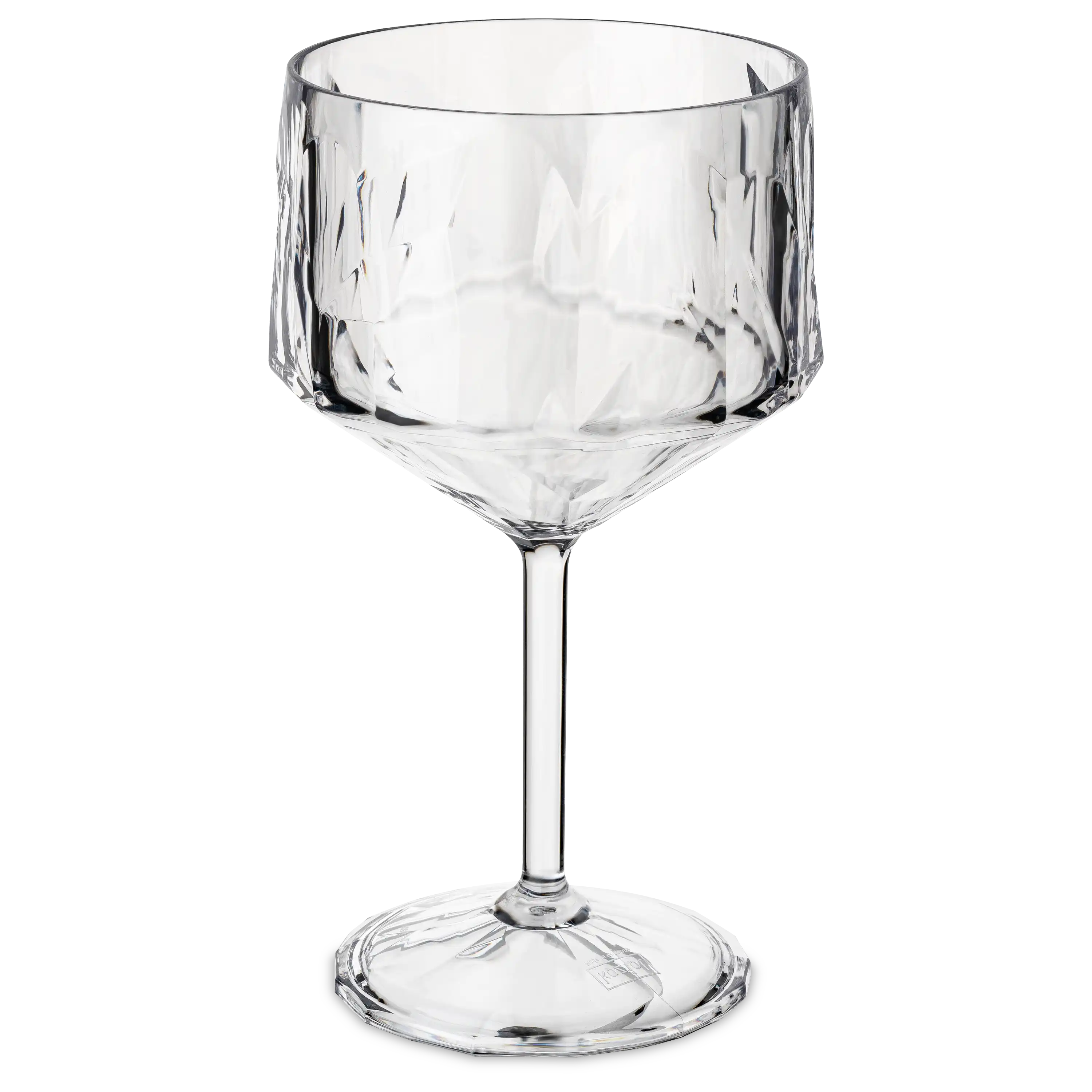 Ein elegantes, facettiertes Gin-Tonic-Glas vor schwarzem Hintergrund, fotografiert durch die PRO-ducto GmbH.