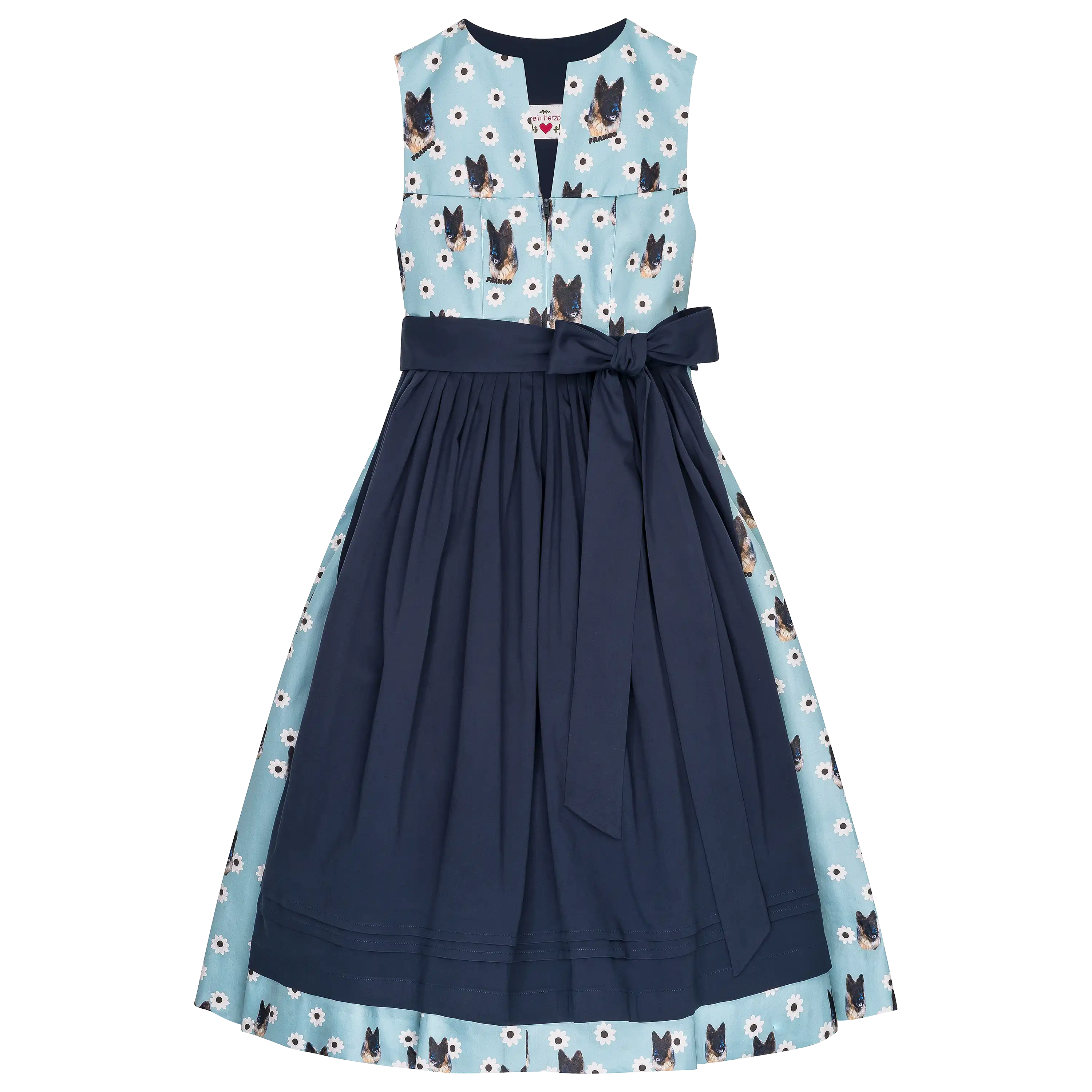 Professionelle Produktfotografie eines hellblauen Dirndls mit Hundemuster und dunkelblauer Schürze von PRO-ducto.