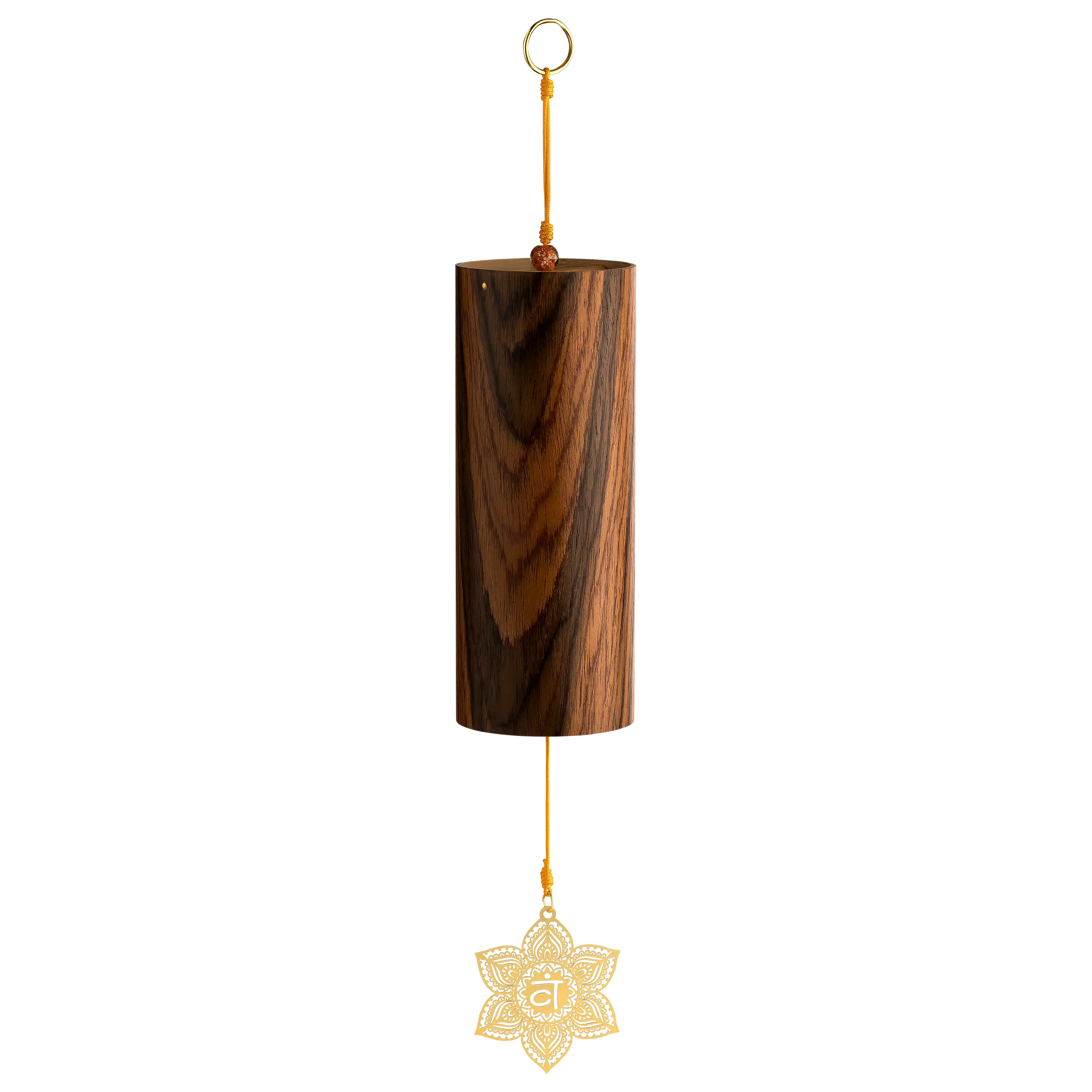 Ein zylindrisches Windspiel aus dunklem Holz mit goldenem Anhänger in Blütenform vor schwarzem Hintergrund.