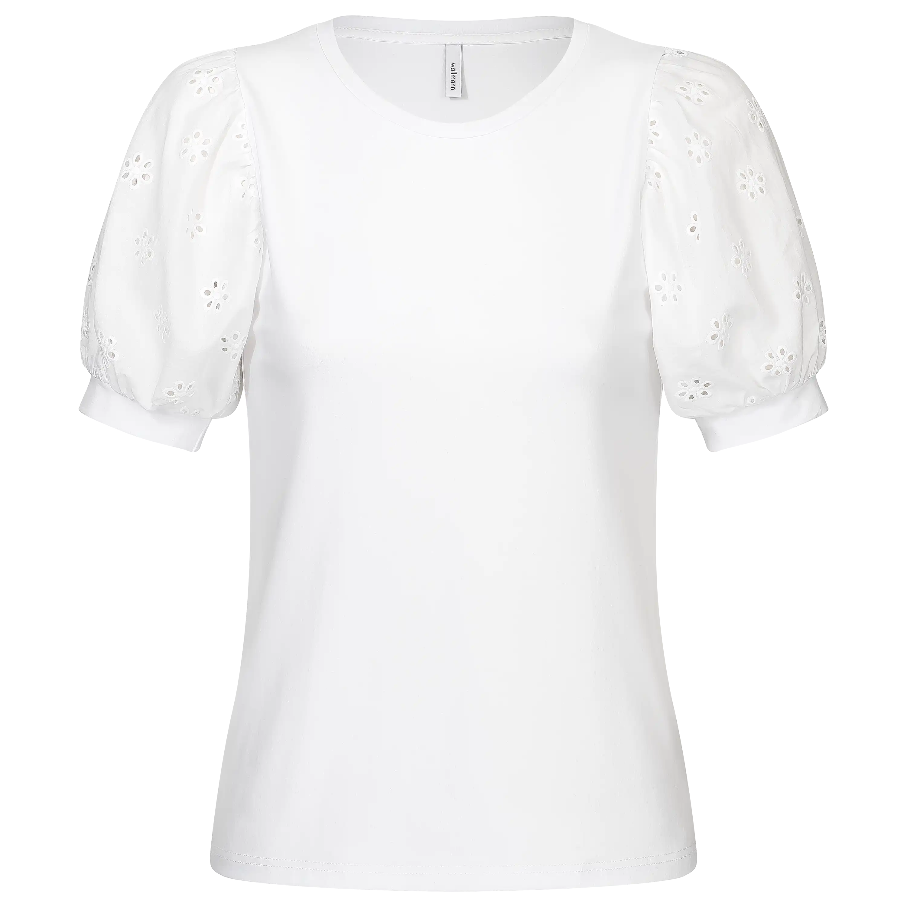 Professionelle Produktfotografie als Freisteller: Weißes T-Shirt mit Lochstickerei-Ärmeln. Produktbilder erstellen lassen für mehr Sichtbarkeit. PRO-ducto GmbH