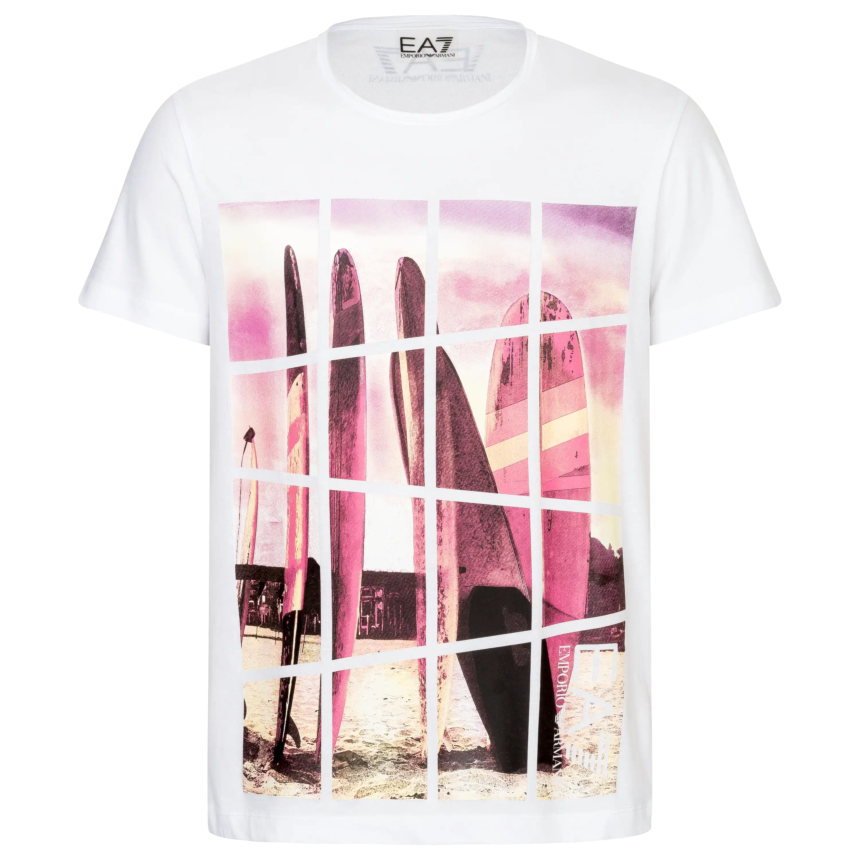 Weißes EA7 T-Shirt mit Surfbrett-Print für professionelle Produktfotografie von der PRO-ducto GmbH.