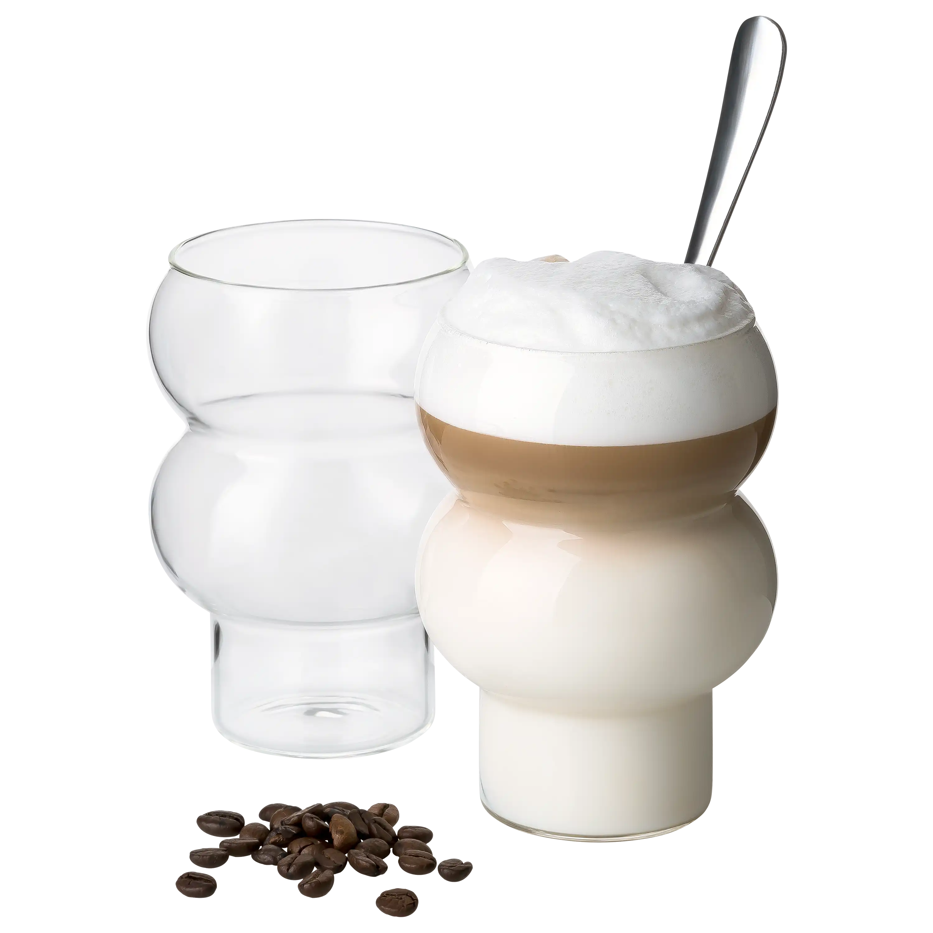 Zwei bauchige Gläser, eines gefüllt mit Latte Macchiato und Löffel, daneben Kaffeebohnen vor schwarzem Hintergrund.