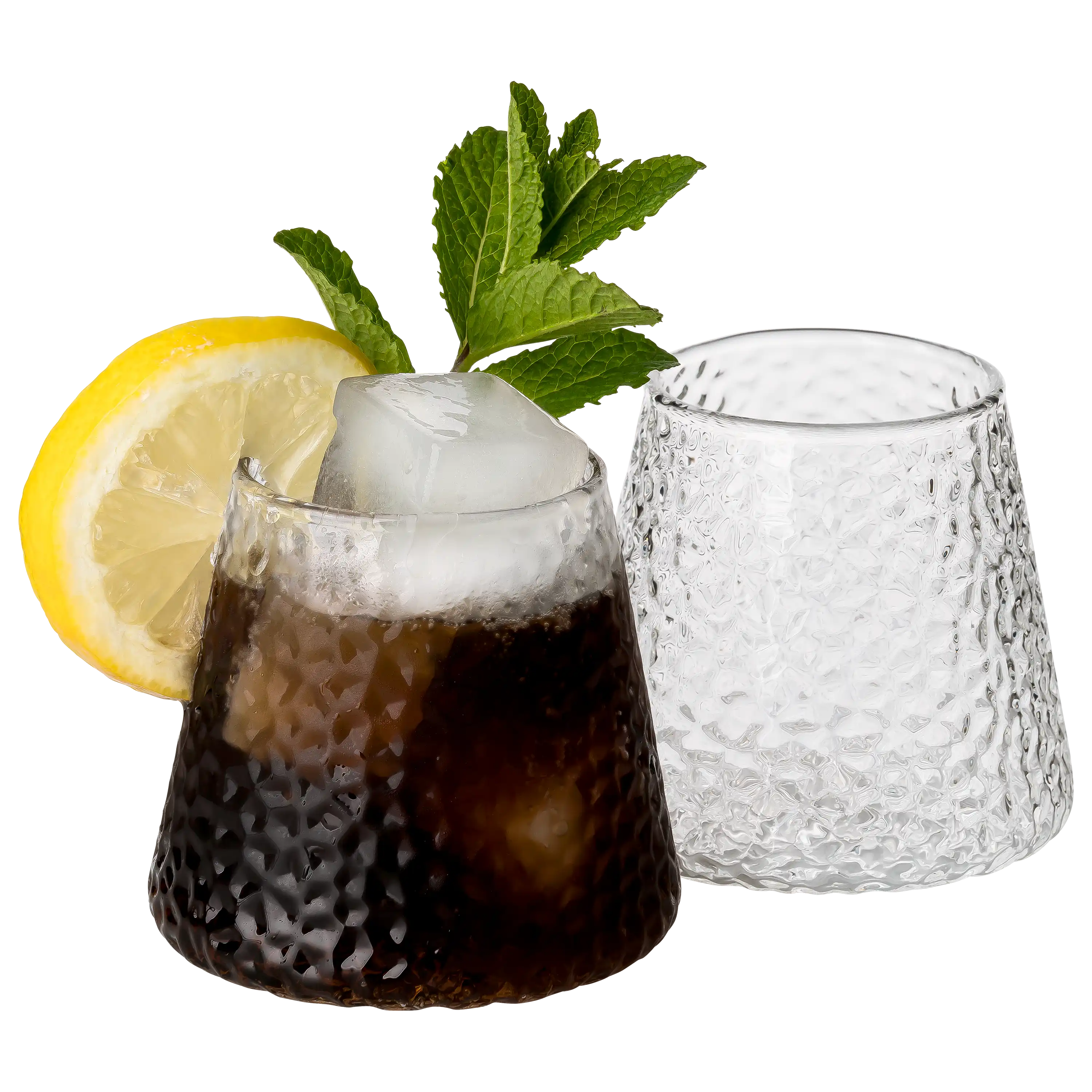 Zwei strukturierte Gläser, eines gefüllt mit einem dunklen Getränk, Eiswürfeln, Zitronenscheibe und Minze.