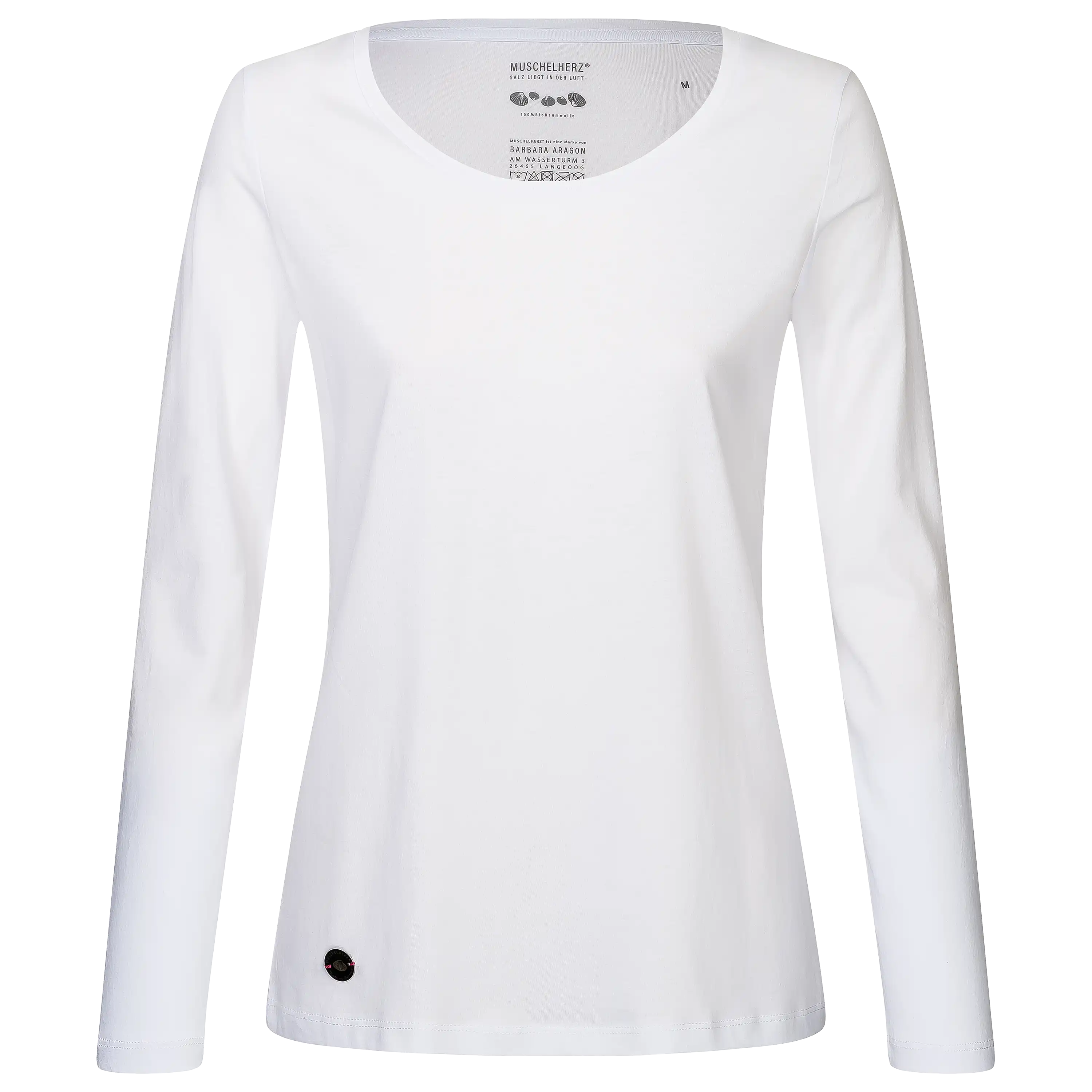 Professionelle Produktfotografie eines weißen Langarmshirts der Marke Muschelherz für den Online-Shop.
