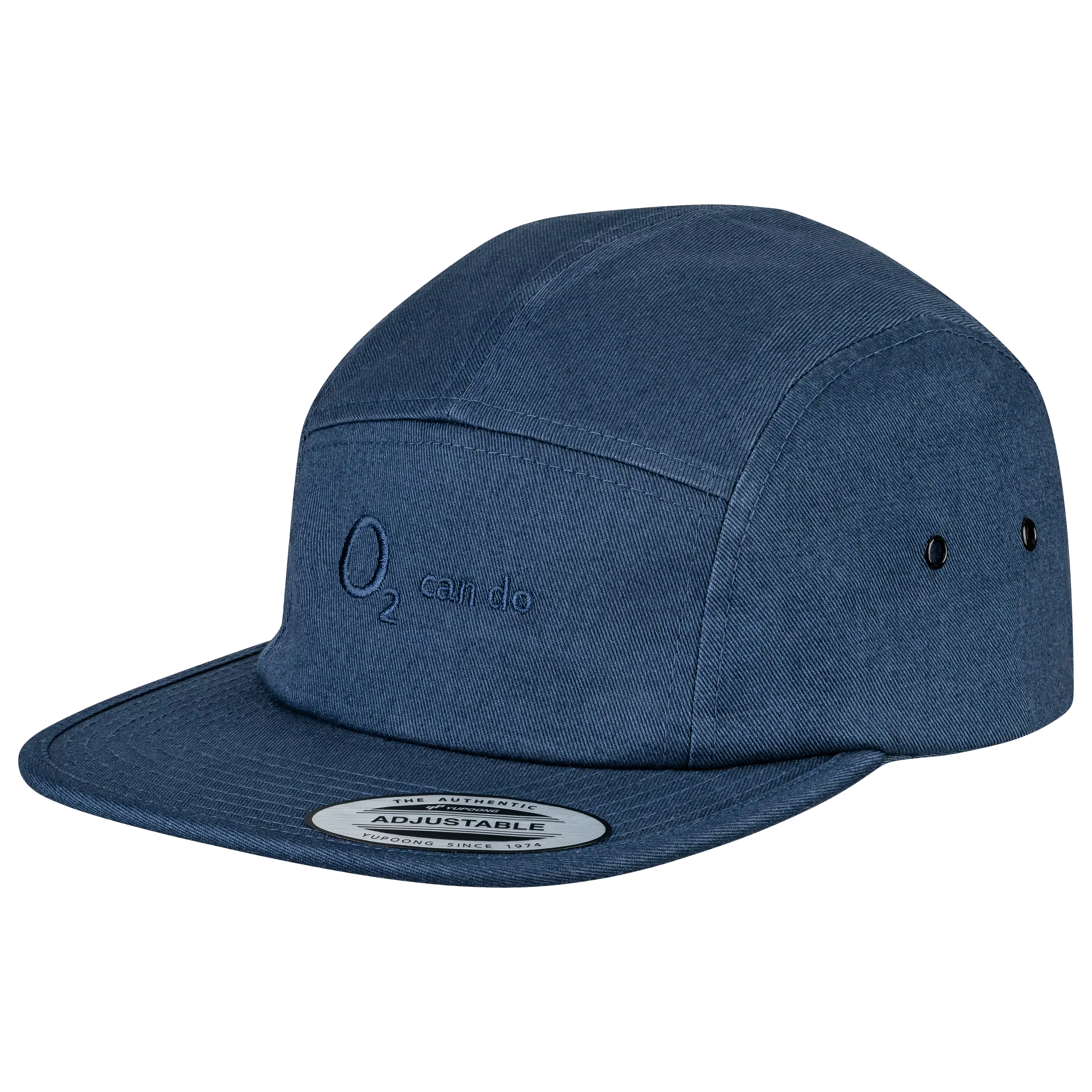 Blaue 5-Panel Cap mit O2-Stickerei für professionelle Produktfotografie. Lassen Sie bei PRO-ducto GmbH hochwertige Textilfotografie und Produktbilder erstellen.