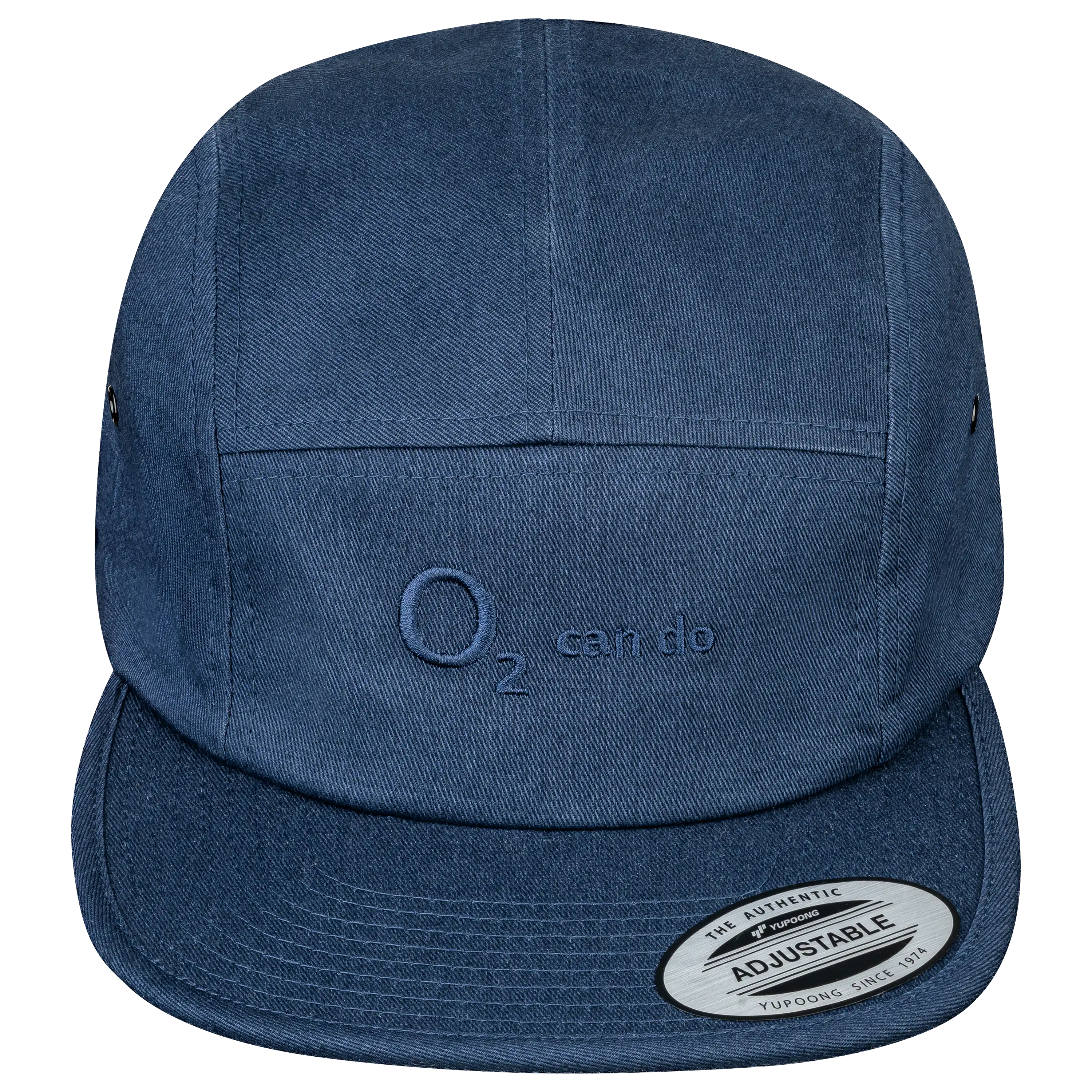 Blaue 5-Panel Cap mit O2 Stickerei als professionelle Produktfotografie von PRO-ducto GmbH. Hochwertige Textilfotografie für Ihren Onlineshop.