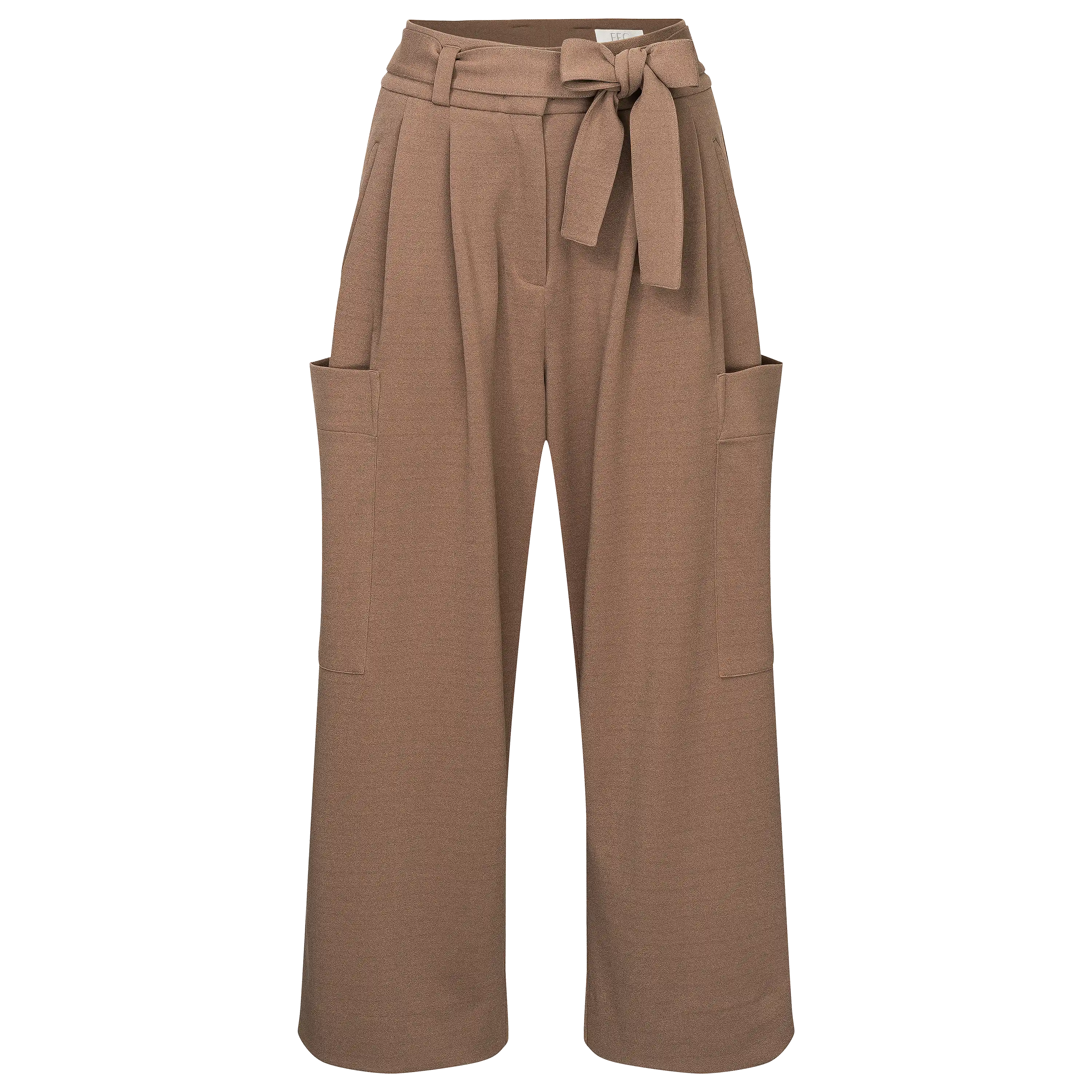 Professionelle Produktfotografie einer braunen Stoffhose mit Bindegürtel als Freisteller. Ideal für Textilfotografie und hochwertige Produktbilder. PRO-ducto GmbH
