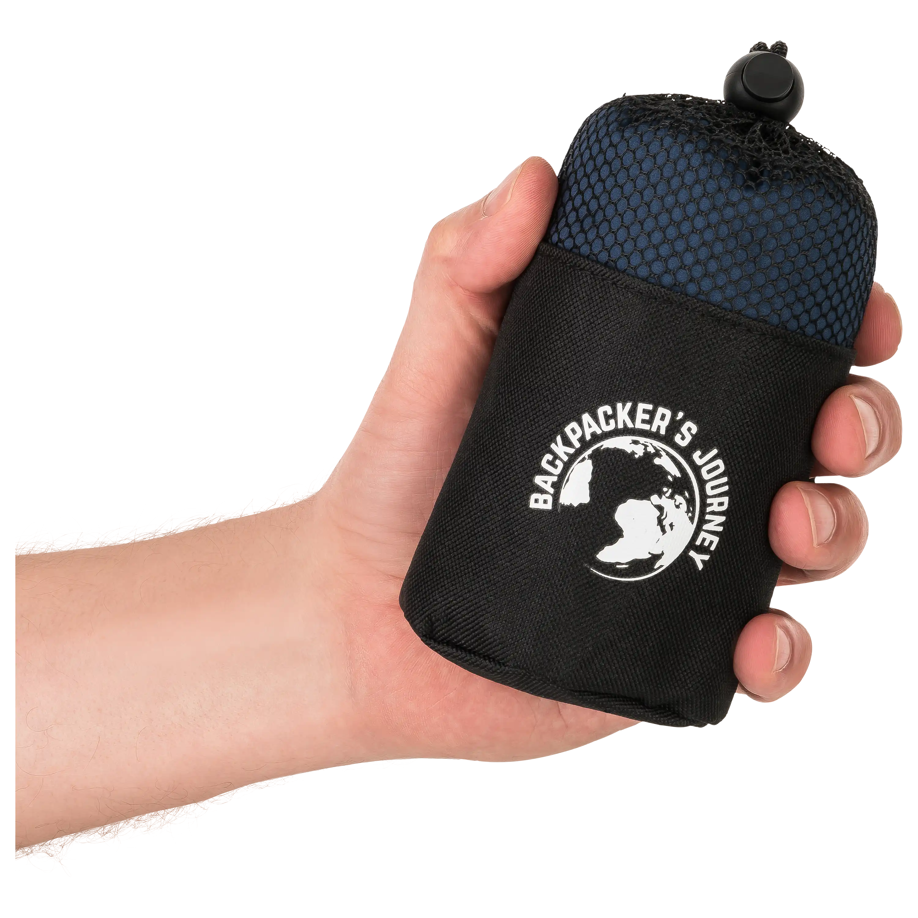 PRO-ducto GmbH Hand hält ein verpacktes Reisehandtuch von Backpacker's Journey. Professionelle Produktfotografie für mehr Sichtbarkeit und Umsatz durch Freisteller. Produktfotografie