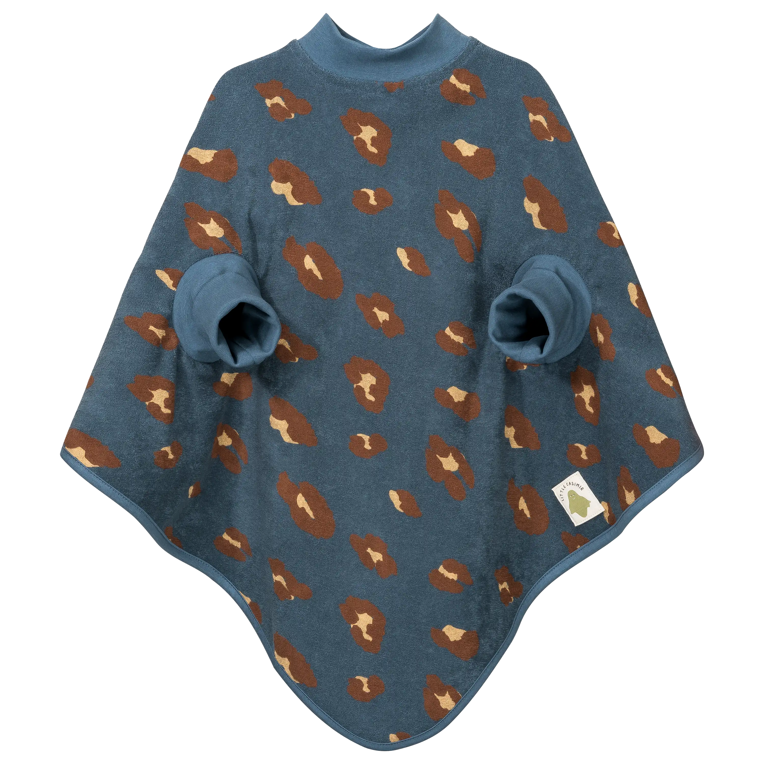 Professionelle Produktfotografie eines blauen Kinder-Ponchos mit Leopardenmuster von PRO-ducto GmbH für hochwertige Textilfotografie und Produktbilder.