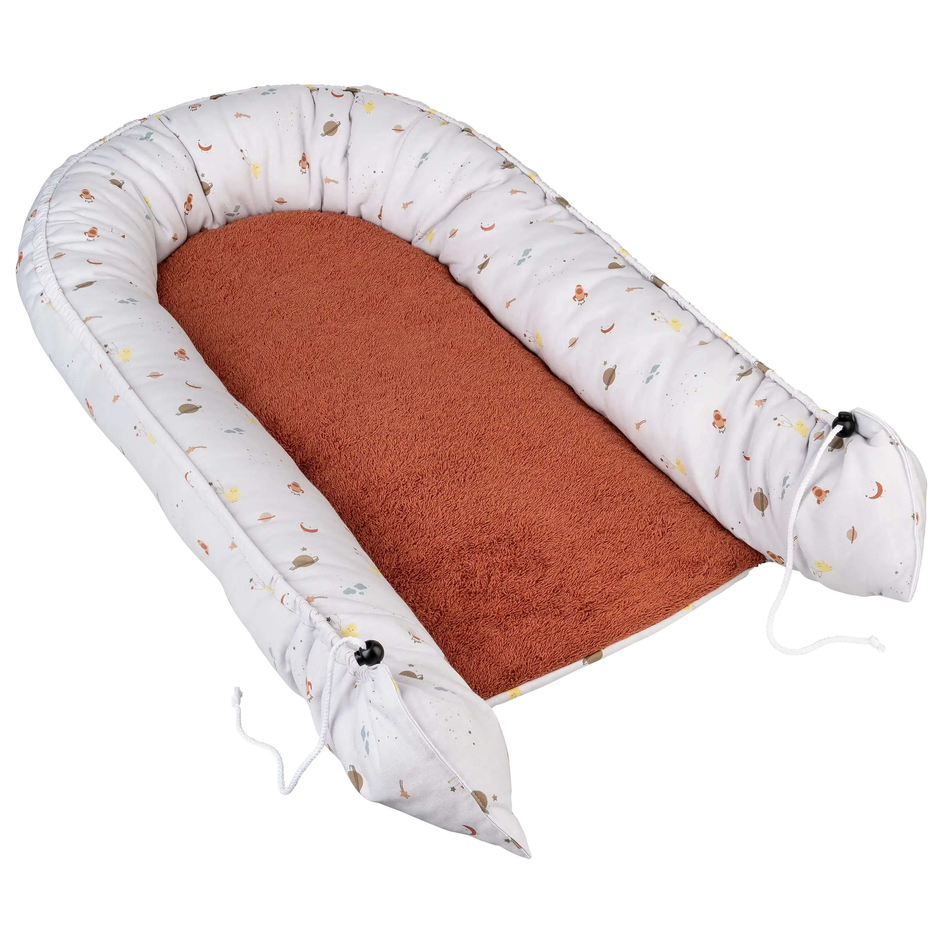 Professionelle Produktfotografie eines Baby-Nestchens mit Weltraummuster und rostbrauner Liegefläche von PRO-ducto.