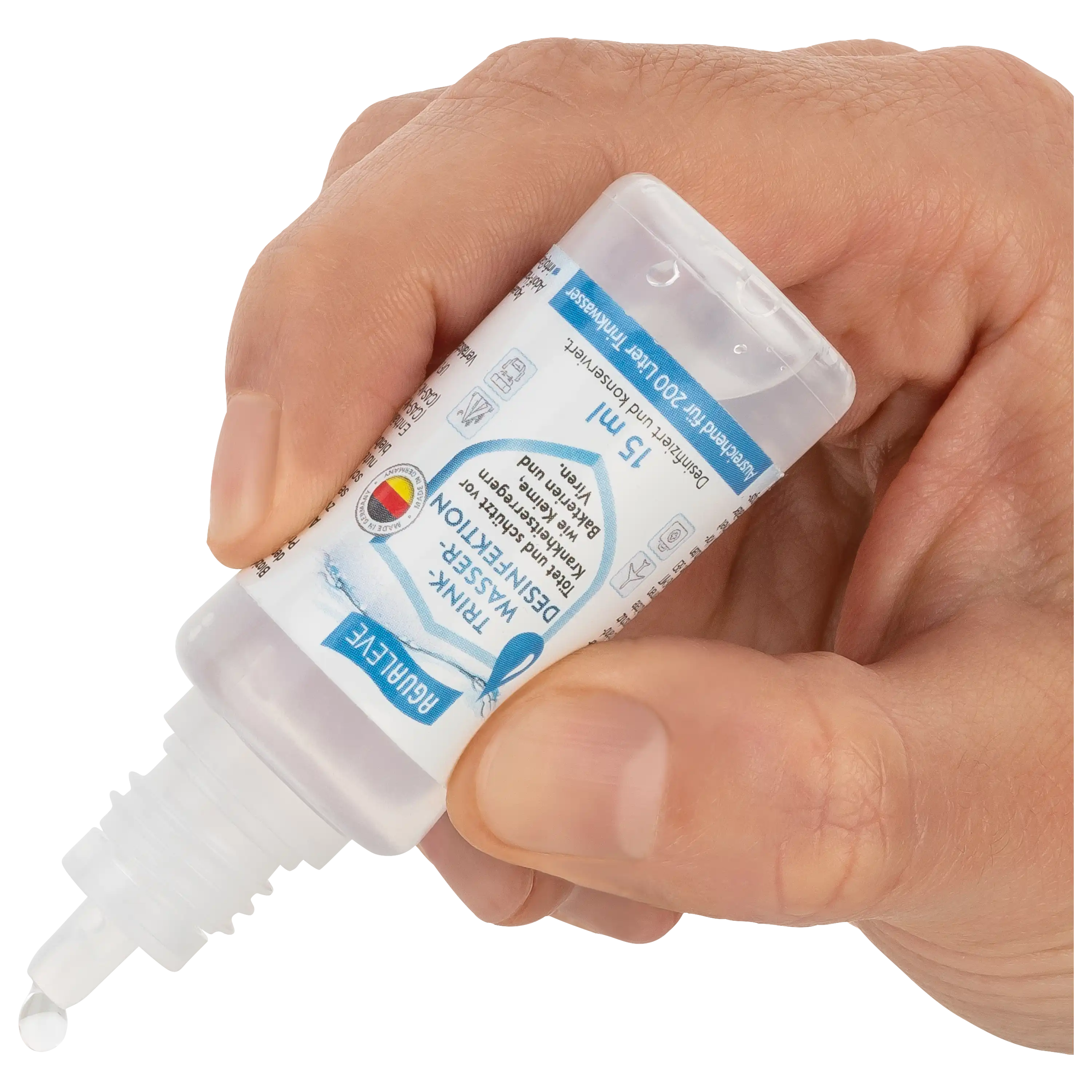 PRO-ducto GmbH Professionelle Produktfotografie: Eine Hand hält eine Agualeve Wasserdesinfektionsflasche als Freisteller für mehr Sichtbarkeit und Umsatz. Produktfotografie