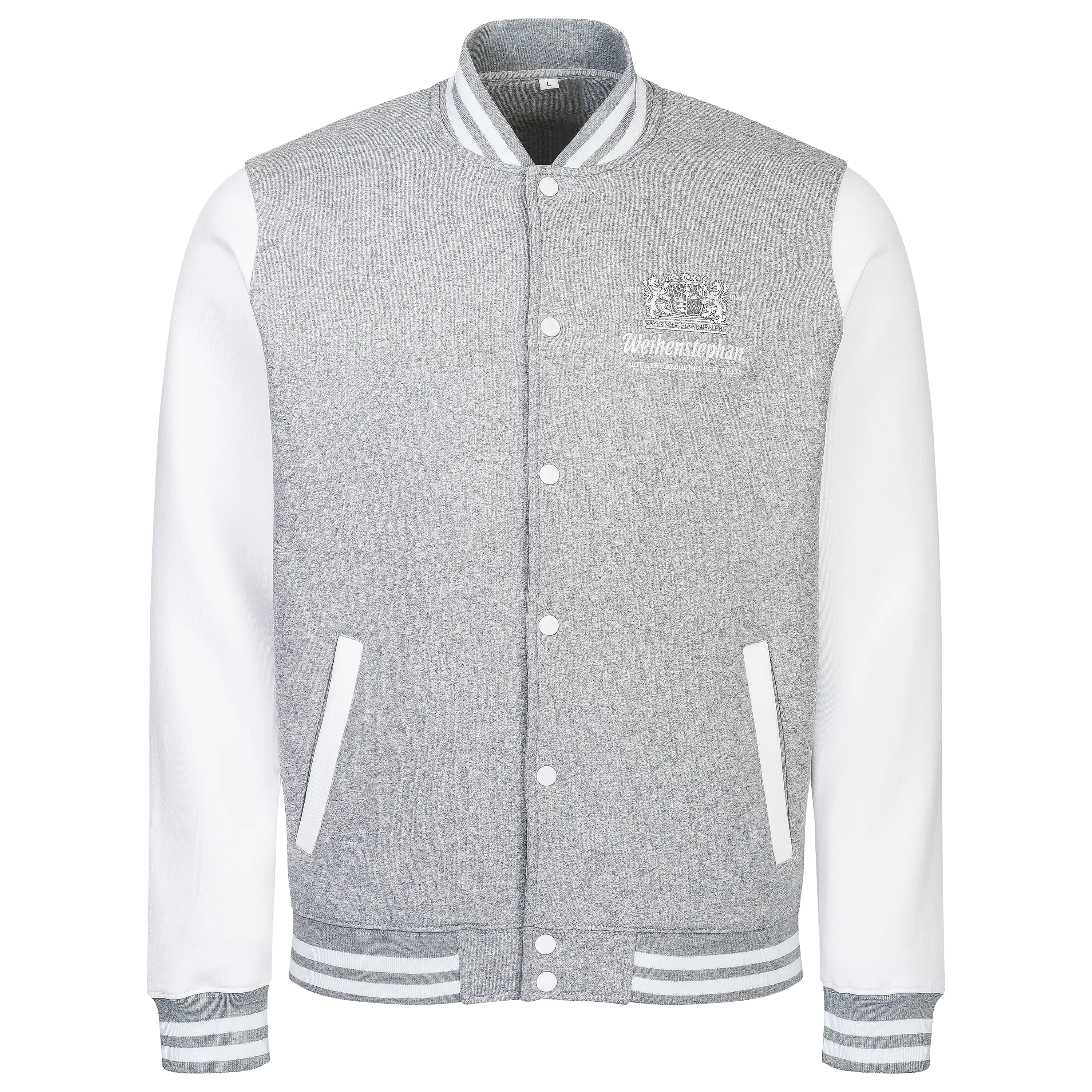 Graue Collegejacke mit weißen Ärmeln und Weihenstephan-Logo für professionelle Produktfotografie von PRO-ducto GmbH bei der Textilfotografie.