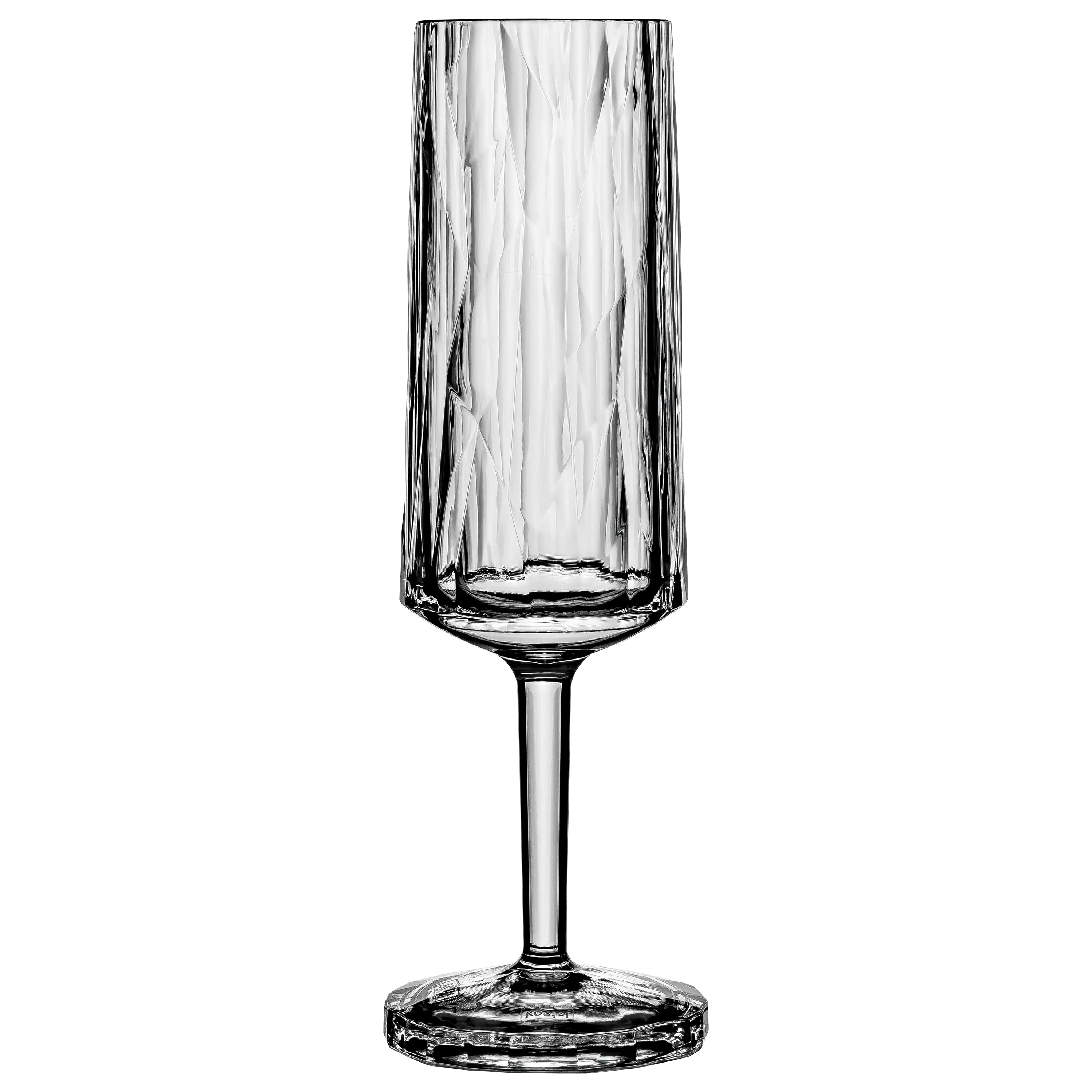 Ein elegantes, facettiertes Sektglas von PRO-ducto GmbH vor schwarzem Hintergrund für professionelle Produktfotos.