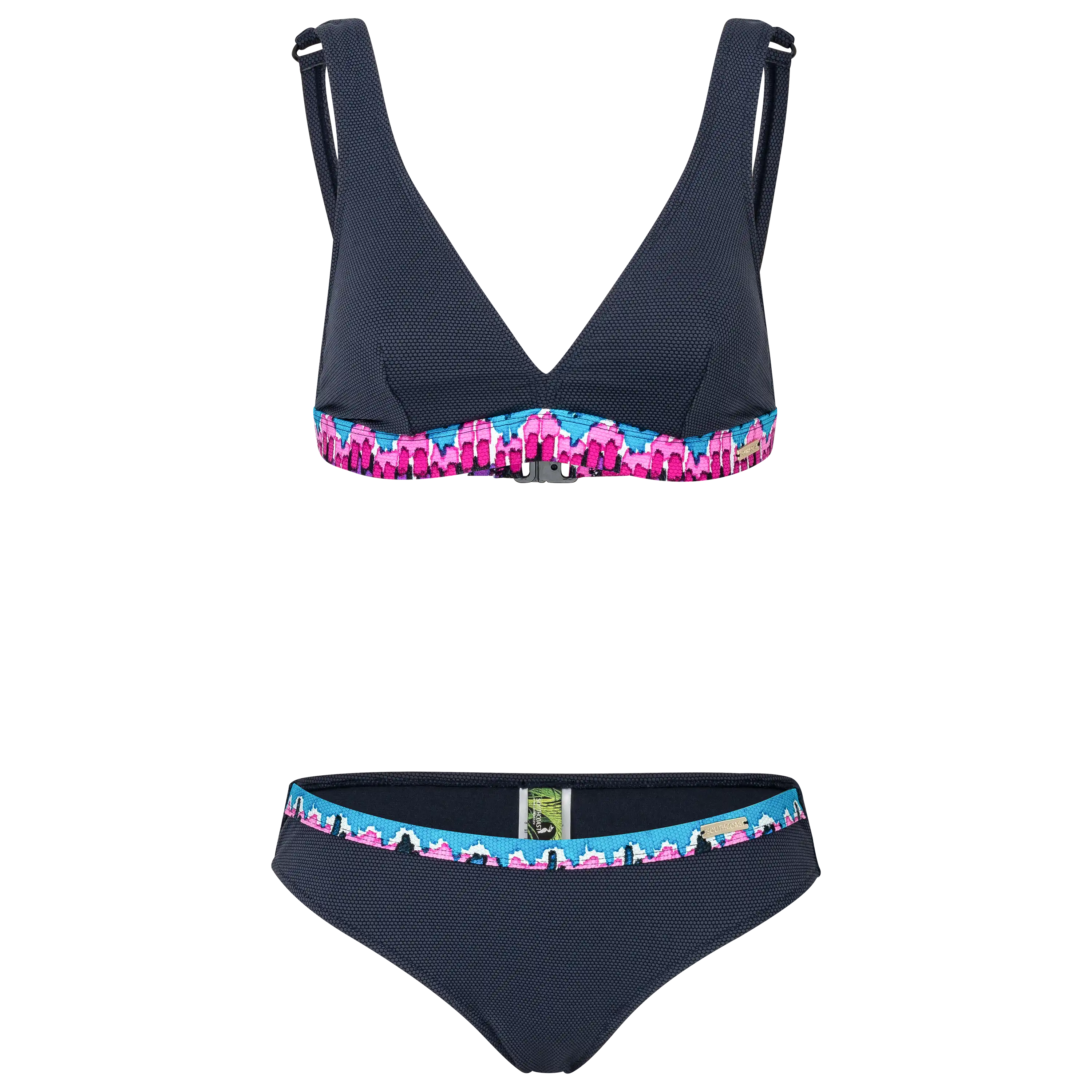 Professionelle Produktfotografie eines dunkelblauen Bikinis mit buntem Muster. Lassen Sie bei PRO-ducto GmbH Ihre Bekleidung für Textilfotografie ablichten.