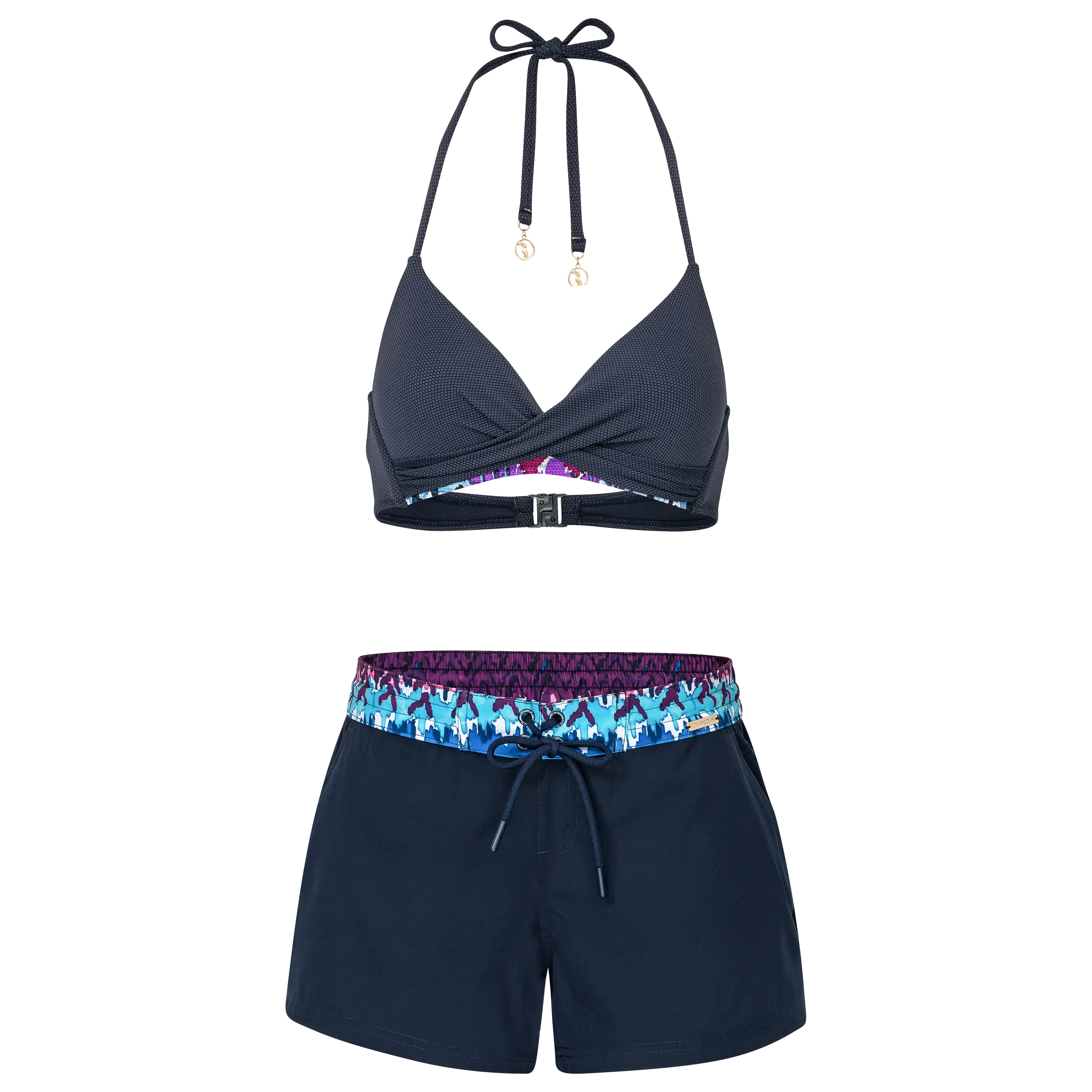 Professionelle Produktfotografie von PRO-ducto GmbH: Ein dunkelblaues Bikini-Oberteil und eine passende Badeshorts mit buntem Muster für Textilfotografie.