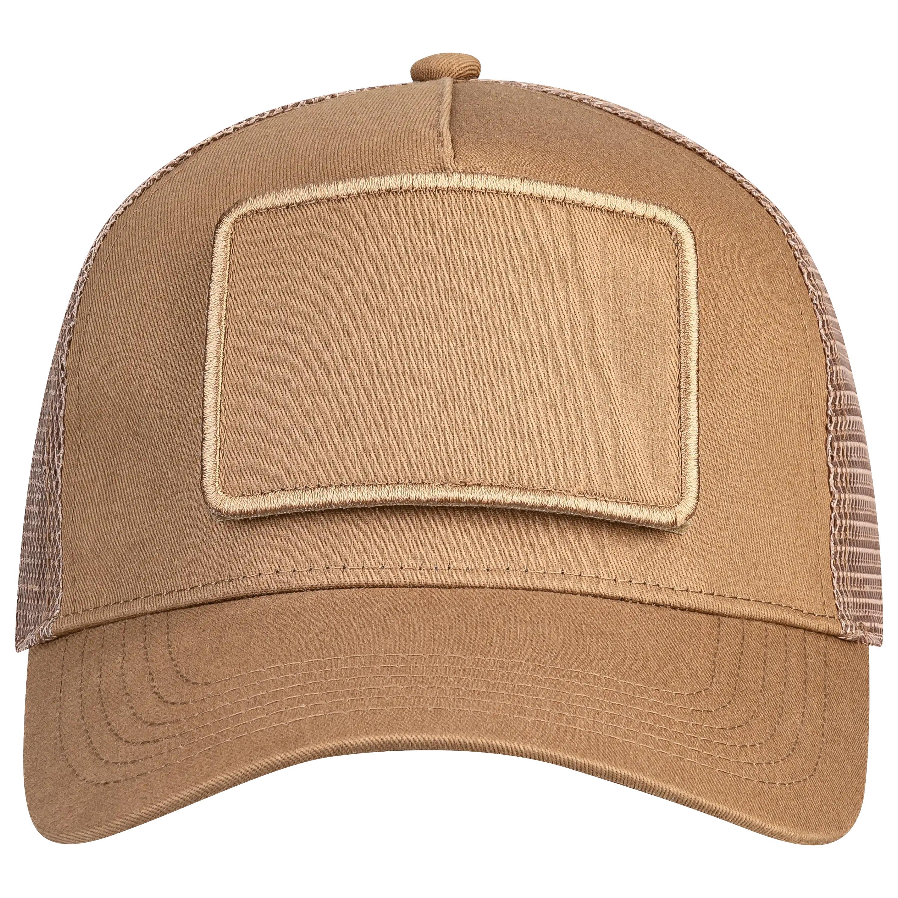 Professionelle Produktfotografie einer beigen Trucker-Cap mit leerem Patch. PRO-ducto GmbH erstellt hochwertige Produktbilder für Ihre Textilfotografie.