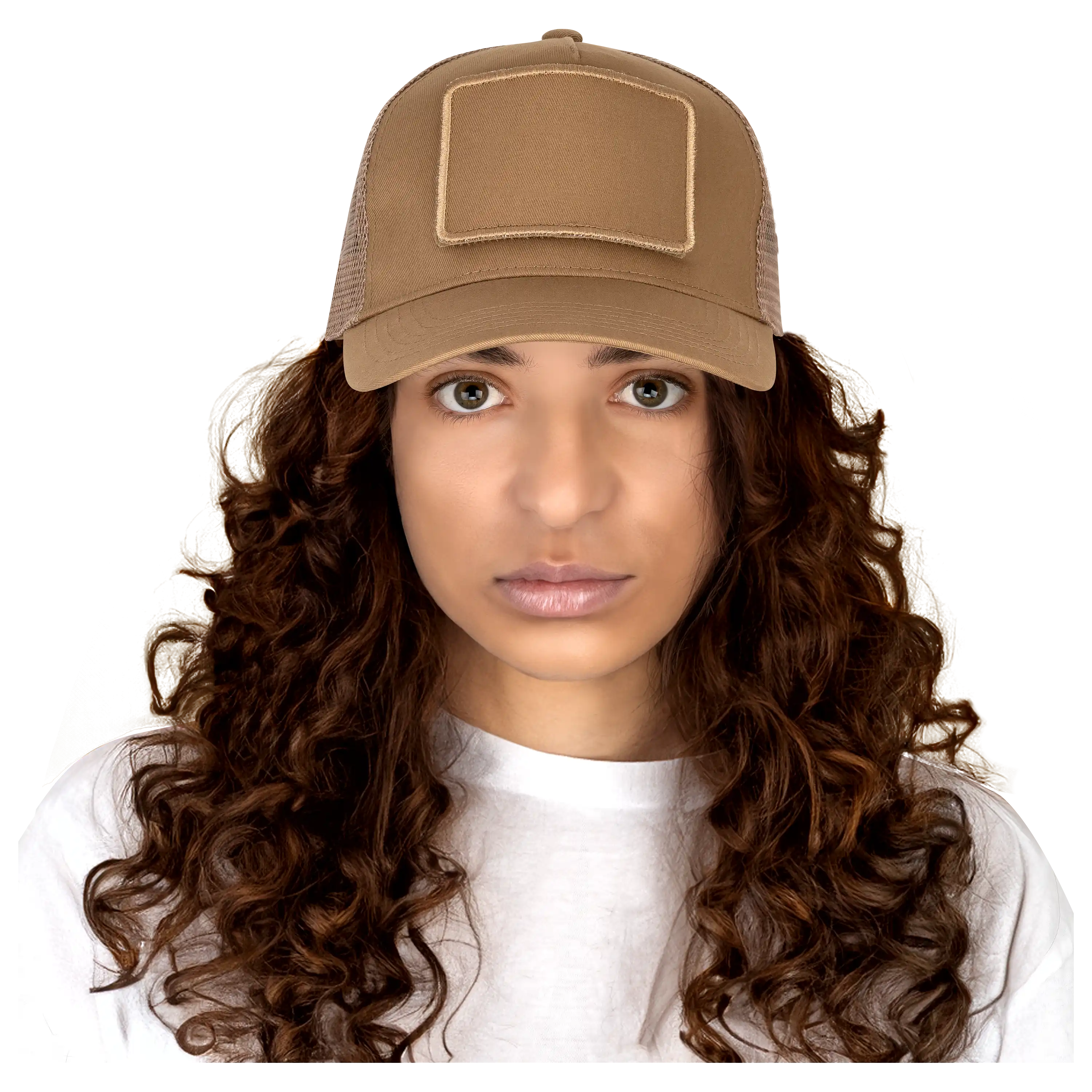 Professionelle Produktfotografie von PRO-ducto GmbH: Eine Frau trägt eine braune Cap. Hochwertige Produktbilder erstellen lassen für Textilfotografie.