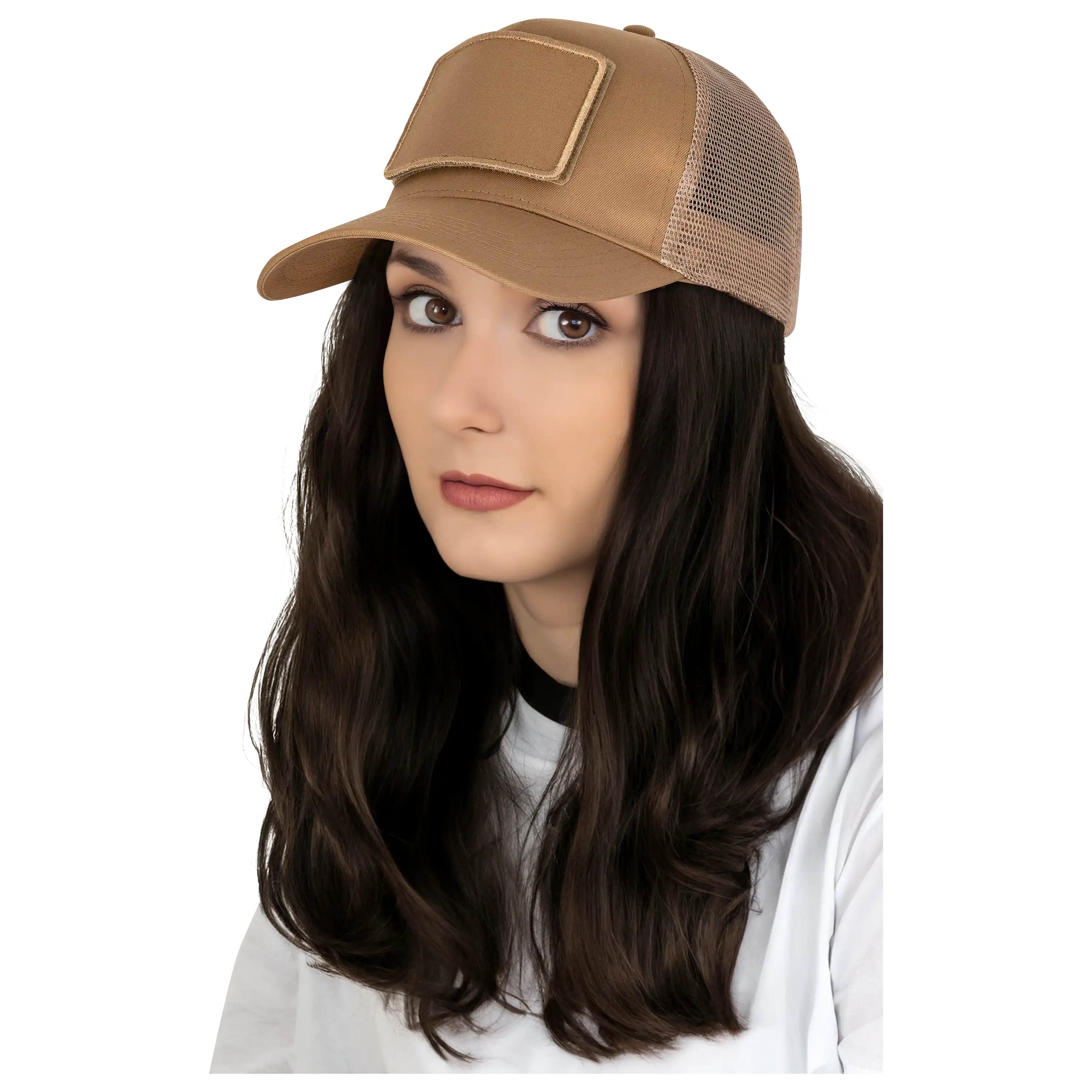 Professionelle Produktfotografie von PRO-ducto GmbH: Frau mit brauner Cap als Freisteller für hochwertige Produktbilder und Textilfotografie.