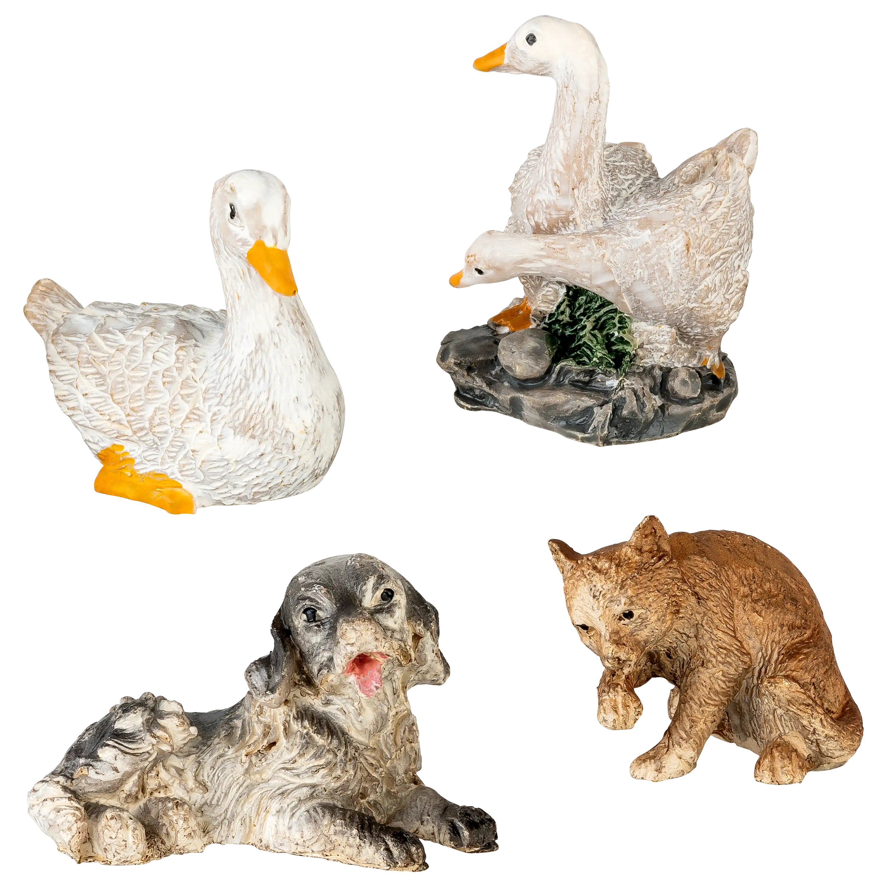 Drei dekorative Tierfiguren aus Keramik: zwei weiße Gänse, ein liegender Hund und eine sitzende braune Katze.