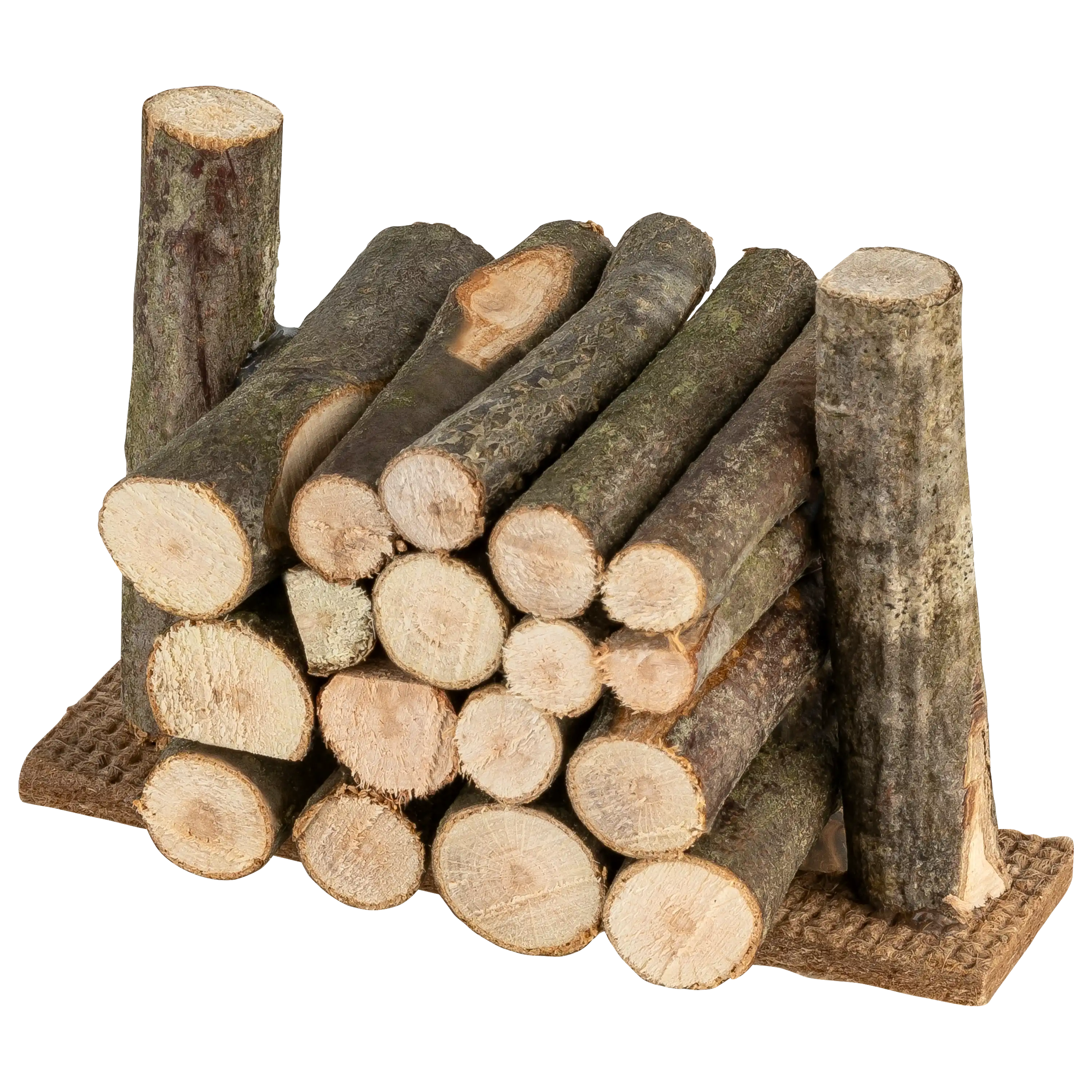 Ein Stapel aus naturbelassenen Holzstämmen auf einer kleinen Bodenplatte, fotografiert von PRO-ducto GmbH.