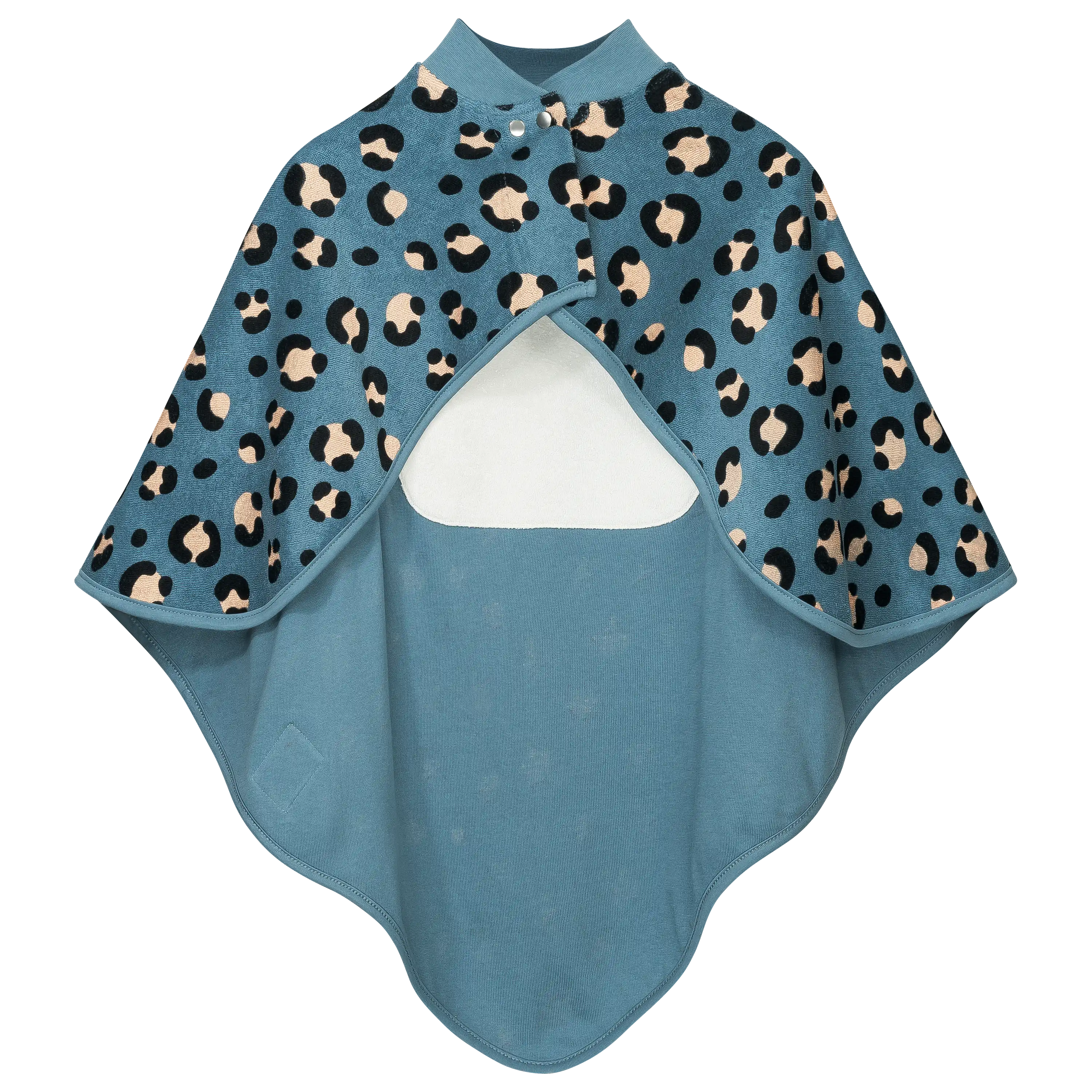 Professionelle Produktfotografie von PRO-ducto GmbH: Ein blaues Cape mit Leopardenmuster für die Textilfotografie, ideal um Bekleidung fotografieren zu lassen.