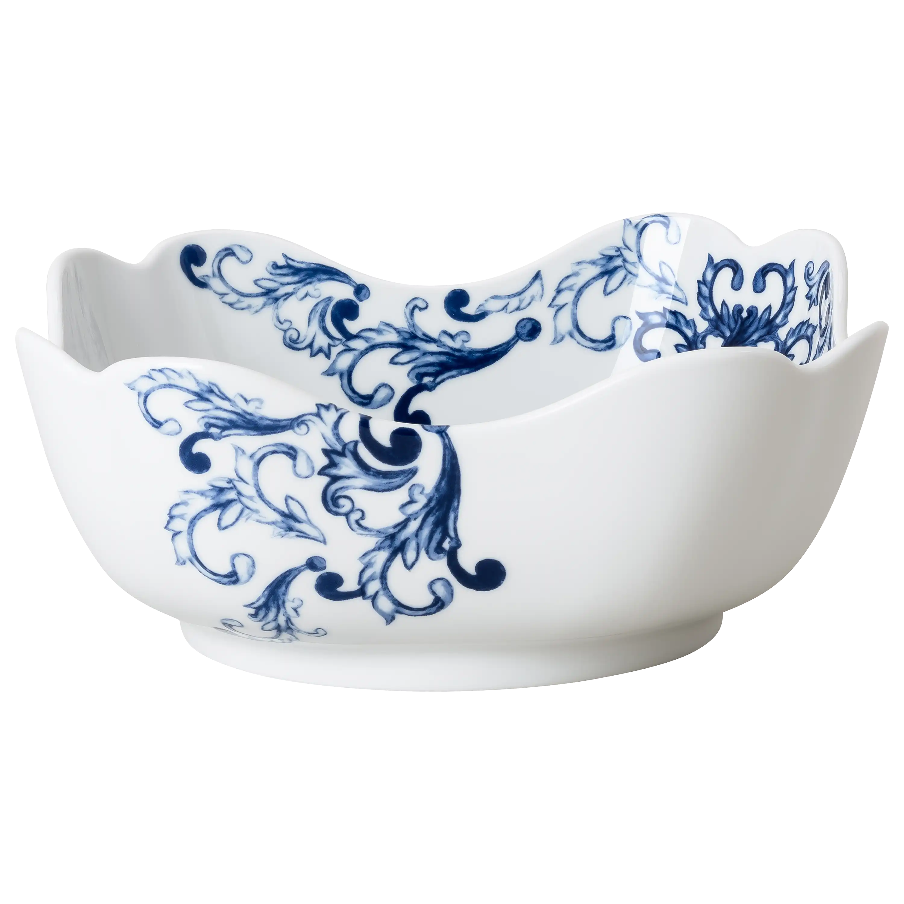 Weiße Porzellanschale mit geschwungenem Rand und blauem floralem Dekor, professionelle Produktfotografie von PRO-ducto.