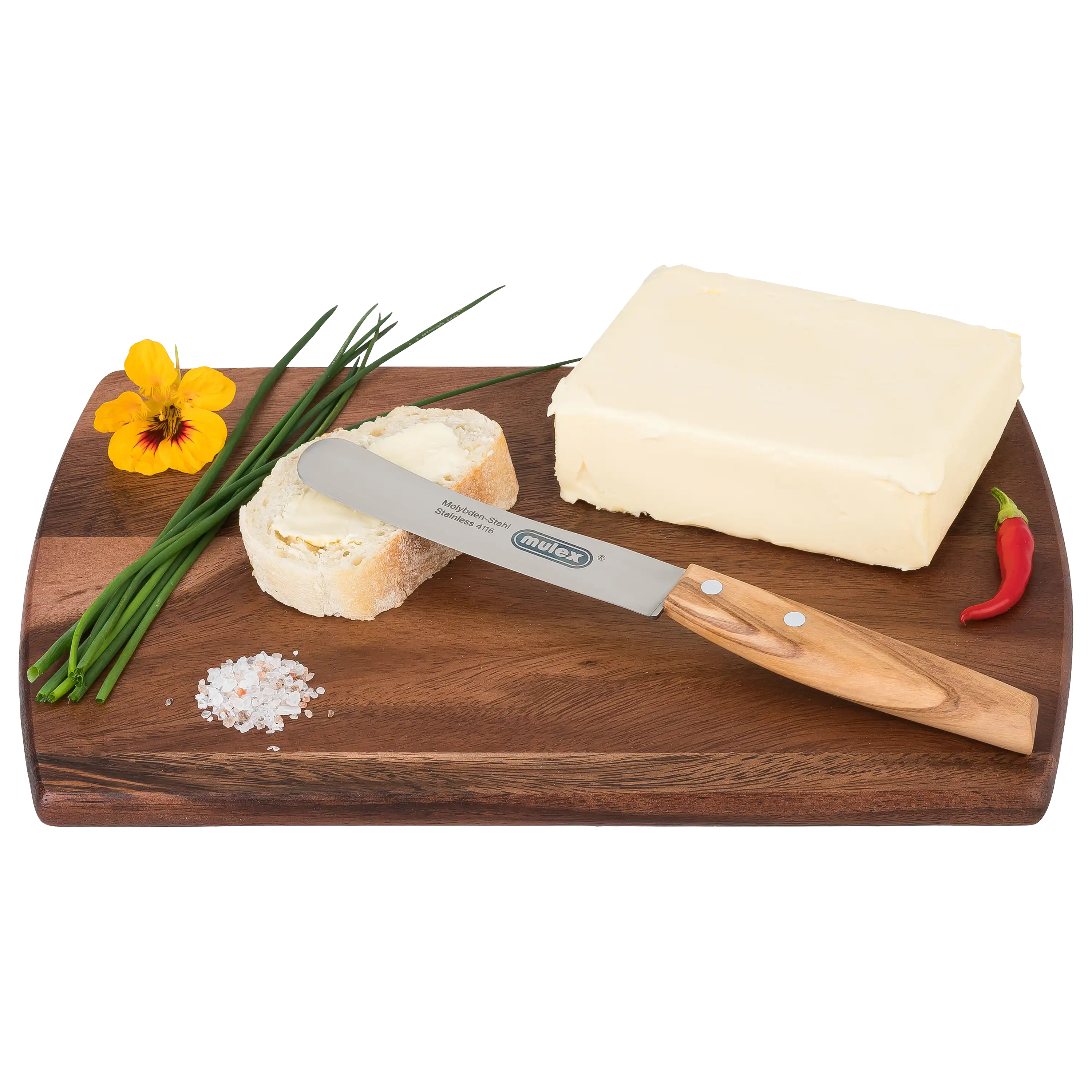Ein mulex Buttermesser mit Holzgriff auf einem Holzbrett mit Butter, Brot, Schnittlauch und Salz für Produktfotos.