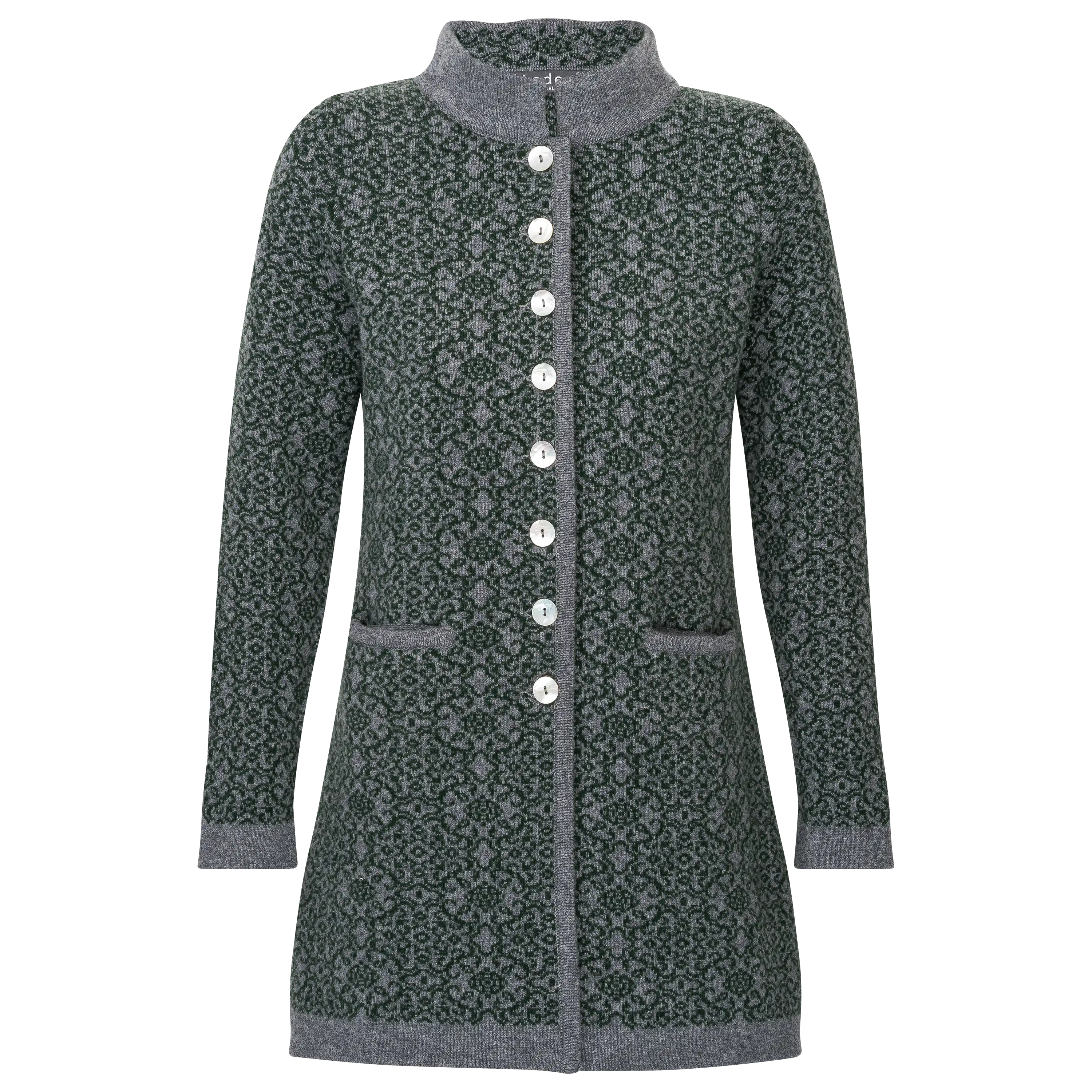 Professionelle Produktfotografie einer grauen Strickjacke mit grünem Muster. Hochwertige Textilfotografie als Freisteller für Ihren Onlineshop. PRO-ducto GmbH